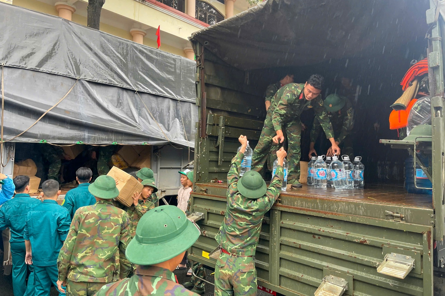 Bên cạnh hoạt động hỗ trợ nhu yếu phẩm đến với người dân tỉnh Đắk Lắk, Petrovietnam cũng sẽ tiếp tục thực hiện các chương trình an sinh xã hội để kịp thời hỗ trợ người dân tại các tỉnh/thành phố đang chịu ảnh hưởng nặng nề của thiên tai. Bên cạnh hoạt động hỗ trợ nhu yếu phẩm đến với người dân tỉnh Đắk Lắk, Petrovietnam cũng sẽ tiếp tục thực hiện các chương trình an sinh xã hội để kịp thời hỗ trợ người dân tại các tỉnh/thành phố đang chịu ảnh hưởng nặng nề của thiên tai.