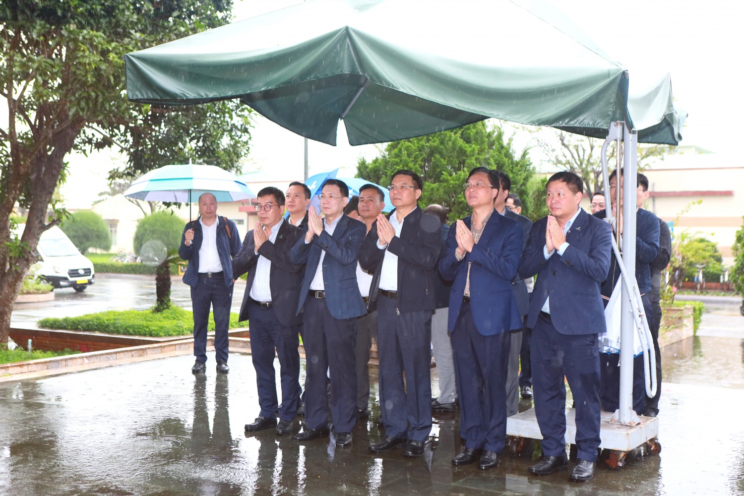 Lãnh đạo Petrovietnam; lãnh đạo và người lao động BSR tri ân, dâng hương tưởng nhớ cố Thủ tướng Võ Văn Kiệt.