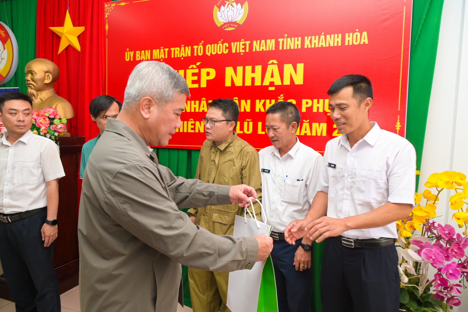 Petrovietnam chung tay cùng đất nước, hỗ trợ tỉnh Khánh Hòa khắc phục hậu quả mưa lũ Petrovietnam chung tay cùng đất nước, hỗ trợ tỉnh Khánh Hòa khắc phục hậu quả mưa lũ