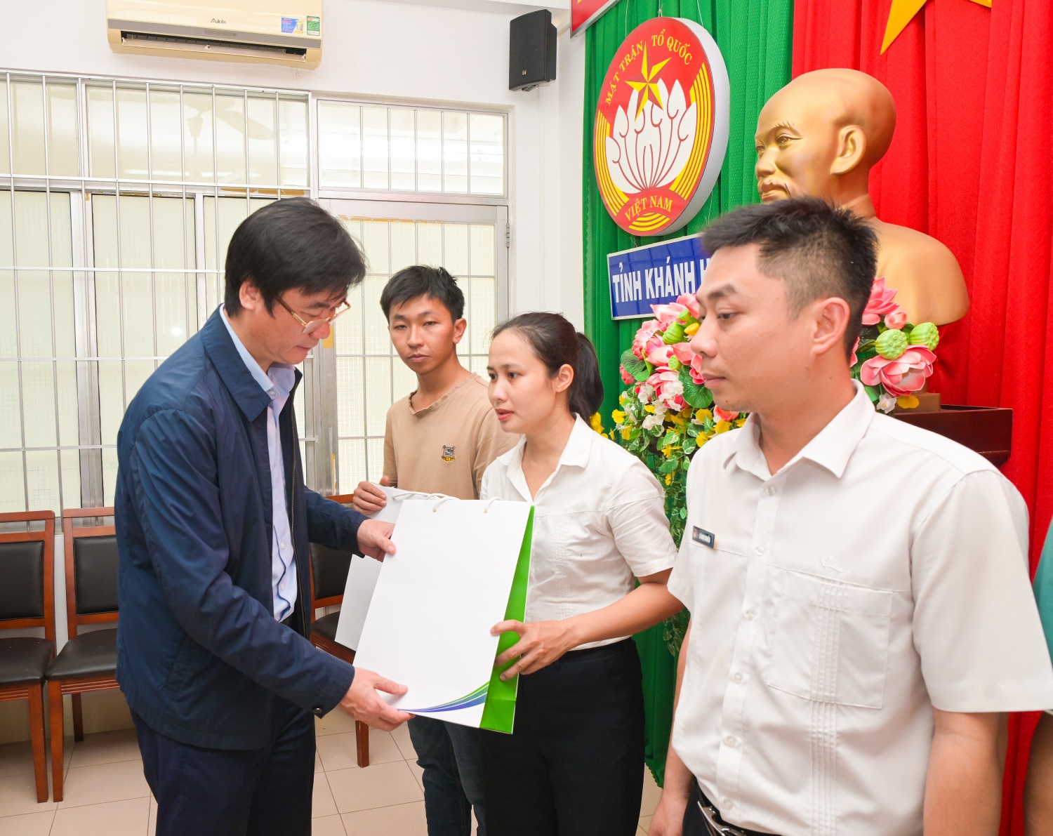 Đồng chí Nguyễn Mạnh Kha – Phó Chủ tịch thường trực Công đoàn Petrovietnam trao phần quà hỗ trợ người lao động Petrocamranh