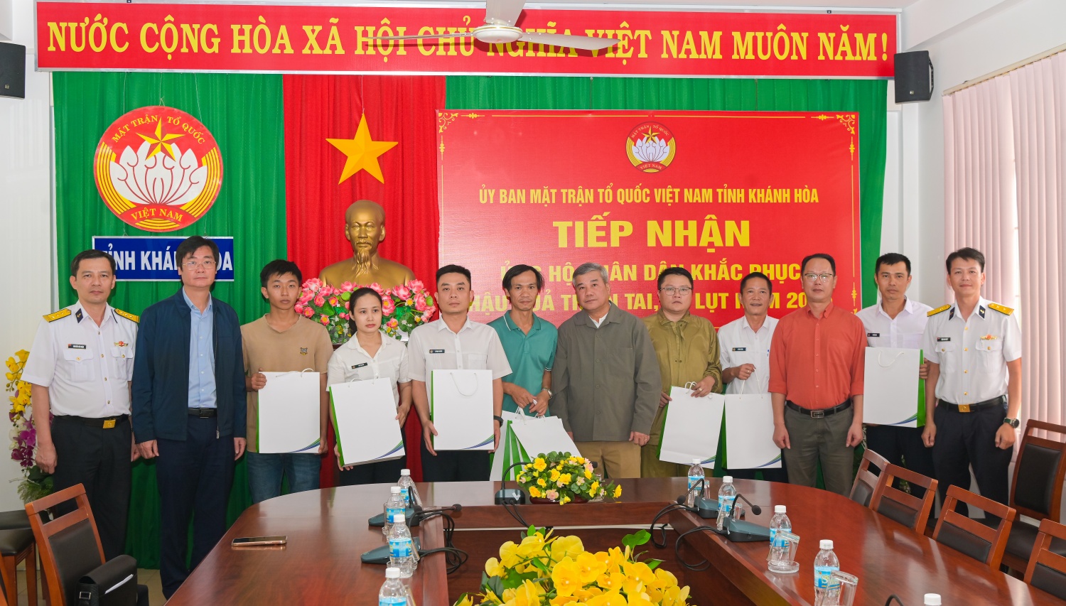 [Chùm ảnh] Petrovietnam chung tay cùng đất nước, hỗ trợ tỉnh Khánh Hòa khắc phục hậu quả mưa lũ