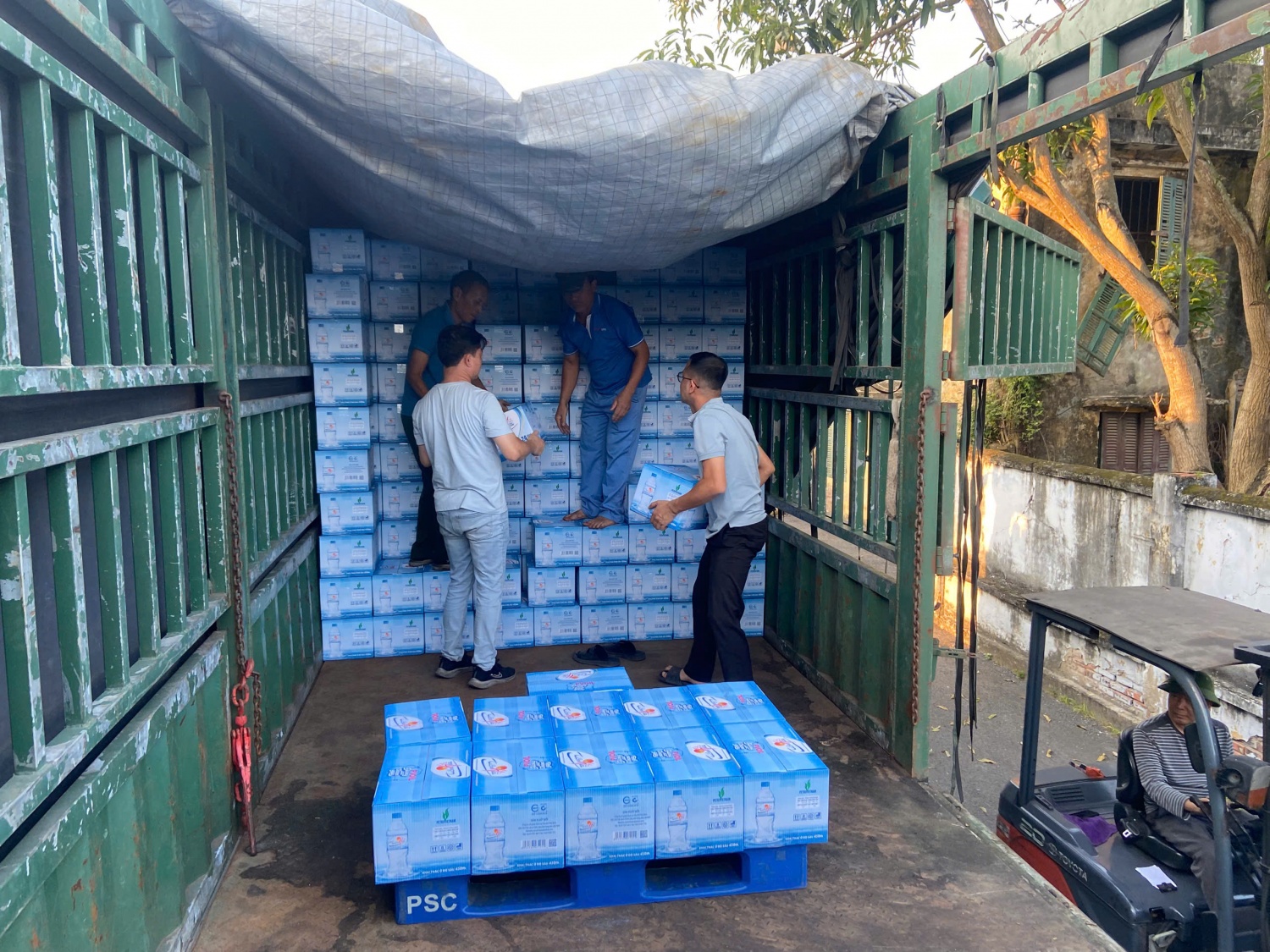 [Chùm ảnh] Petrovietnam chung tay cùng đất nước, hỗ trợ tỉnh Khánh Hòa khắc phục hậu quả mưa lũ