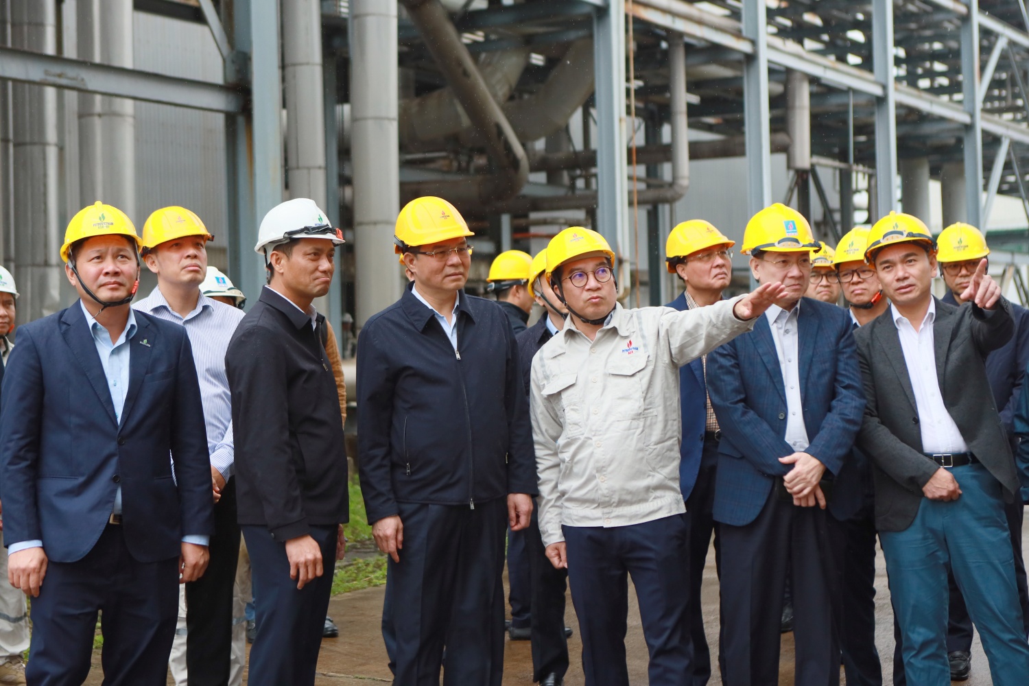 Chủ tịch HĐTV Petrovietnam Lê Mạnh Hùng (hàng đầu, thứ ba từ trái qua) kiểm tra công tác bảo dưỡng Nhà máy Ethanol Dung Quất Chủ tịch HĐTV Petrovietnam Lê Mạnh Hùng (hàng đầu, thứ ba từ trái qua) kiểm tra công tác bảo dưỡng Nhà máy Ethanol Dung Quất