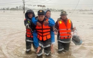 Quân đội, công an "làm hết mình, chưa hẹn ngày rút quân" giúp dân vùng lũ