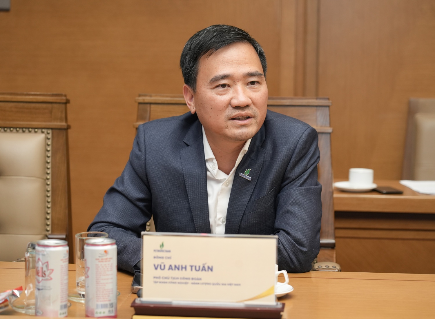 Phó Chủ tịch Công đoàn Petrovietnam Vũ Anh Tuấn trao đổi tại buổi làm việc