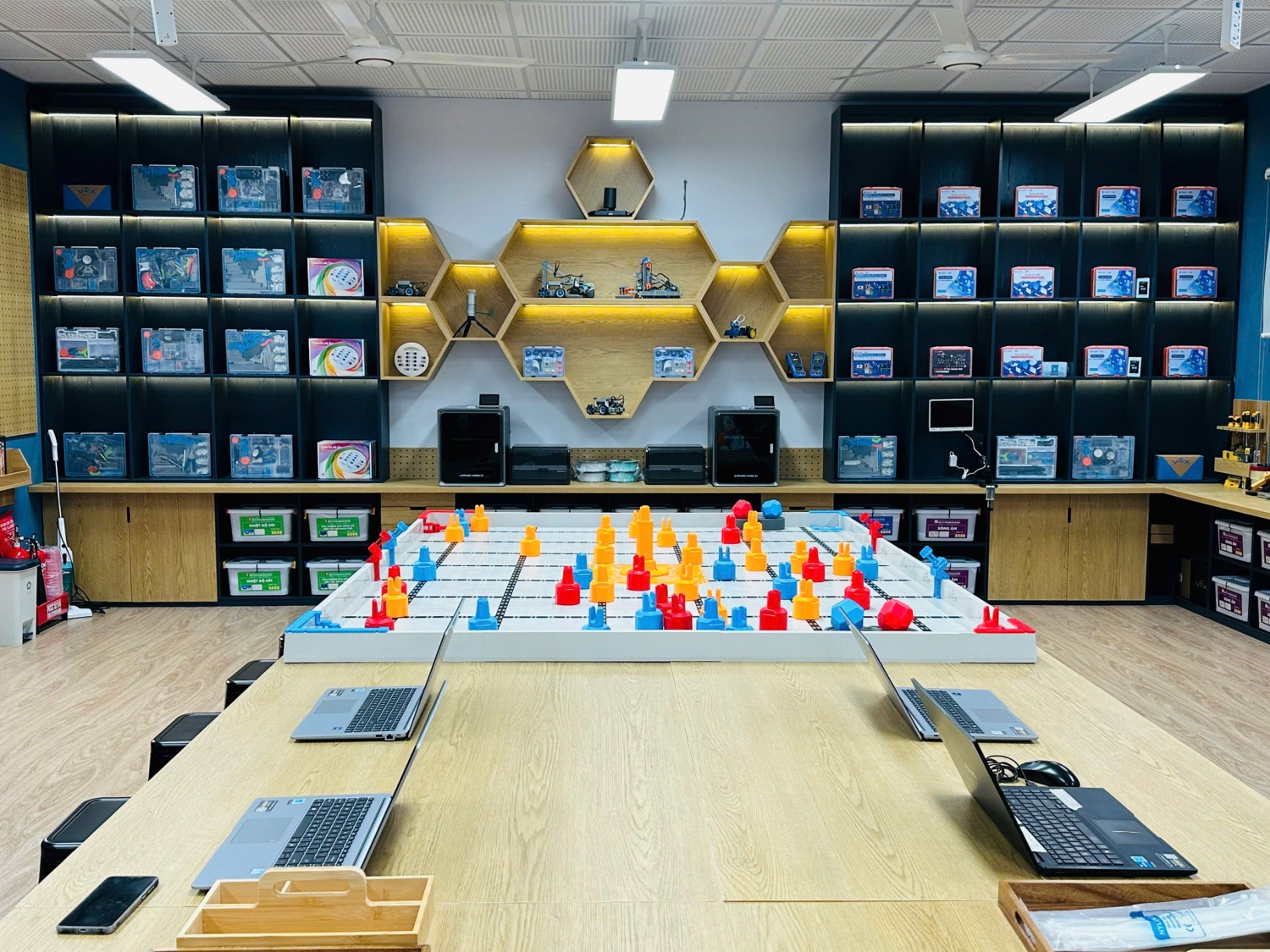 Lan tỏa đam mê khoa học và đổi mới phương thức giảng dạy Lan tỏa đam mê khoa học và đổi mới phương thức giảng dạy