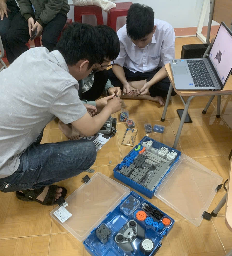 Lan tỏa đam mê khoa học và đổi mới phương thức giảng dạy Lan tỏa đam mê khoa học và đổi mới phương thức giảng dạy