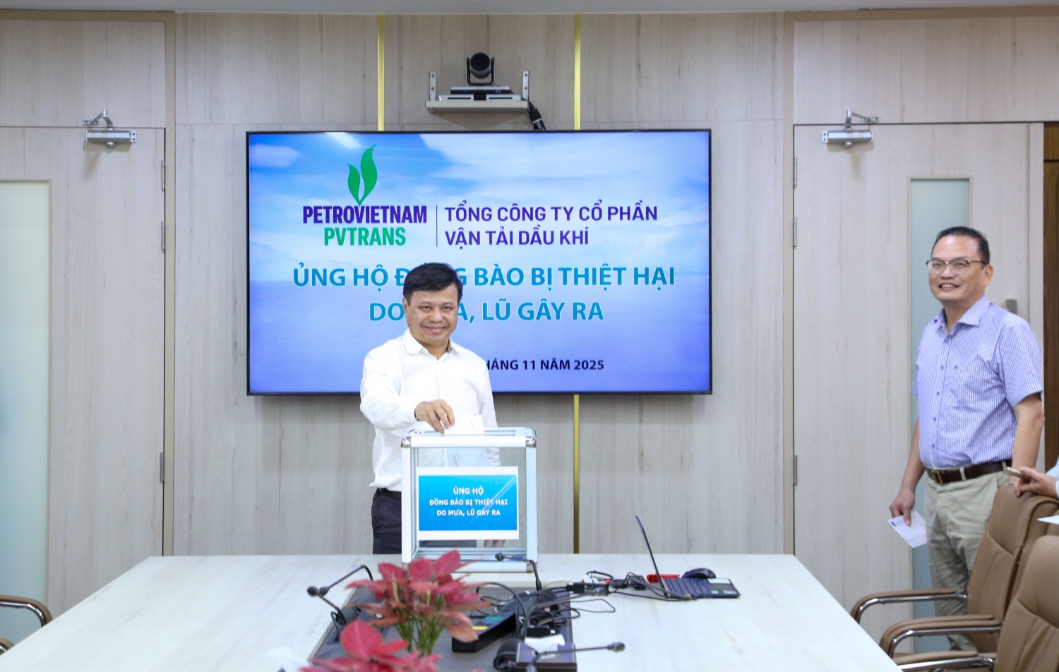 Các đơn vị Petrovietnam đồng loạt phát động quyên góp ủng hộ đồng bào vùng lũ Các đơn vị Petrovietnam đồng loạt phát động quyên góp ủng hộ đồng bào vùng lũ