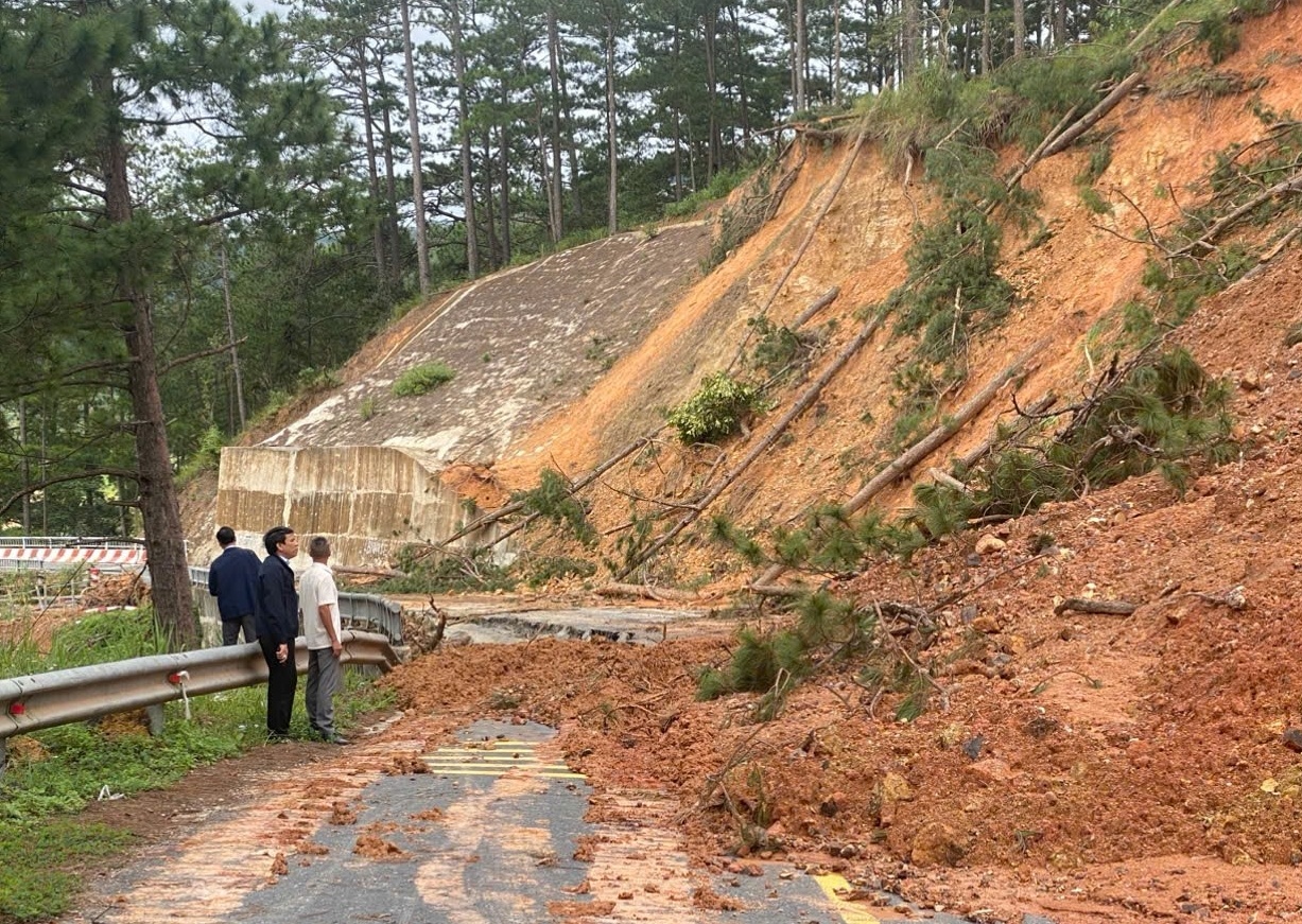 Cục Đường bộ Việt Nam cử hai đoàn công tác hỗ trợ Khánh Hòa, Lâm Đồng khắc phục sạt lở