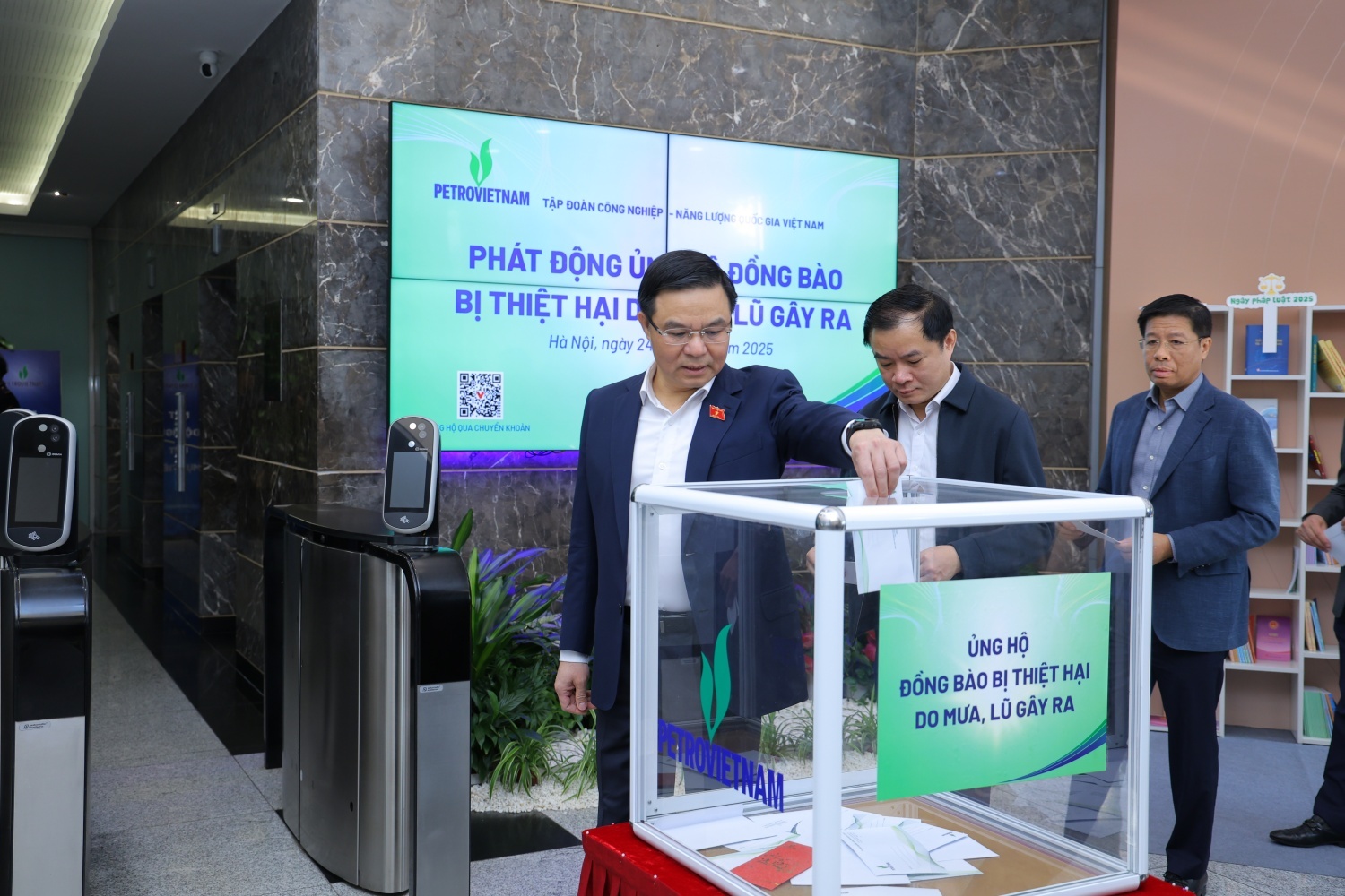 Cả nước hướng về miền Trung thân yêu! Cả nước hướng về miền Trung thân yêu!