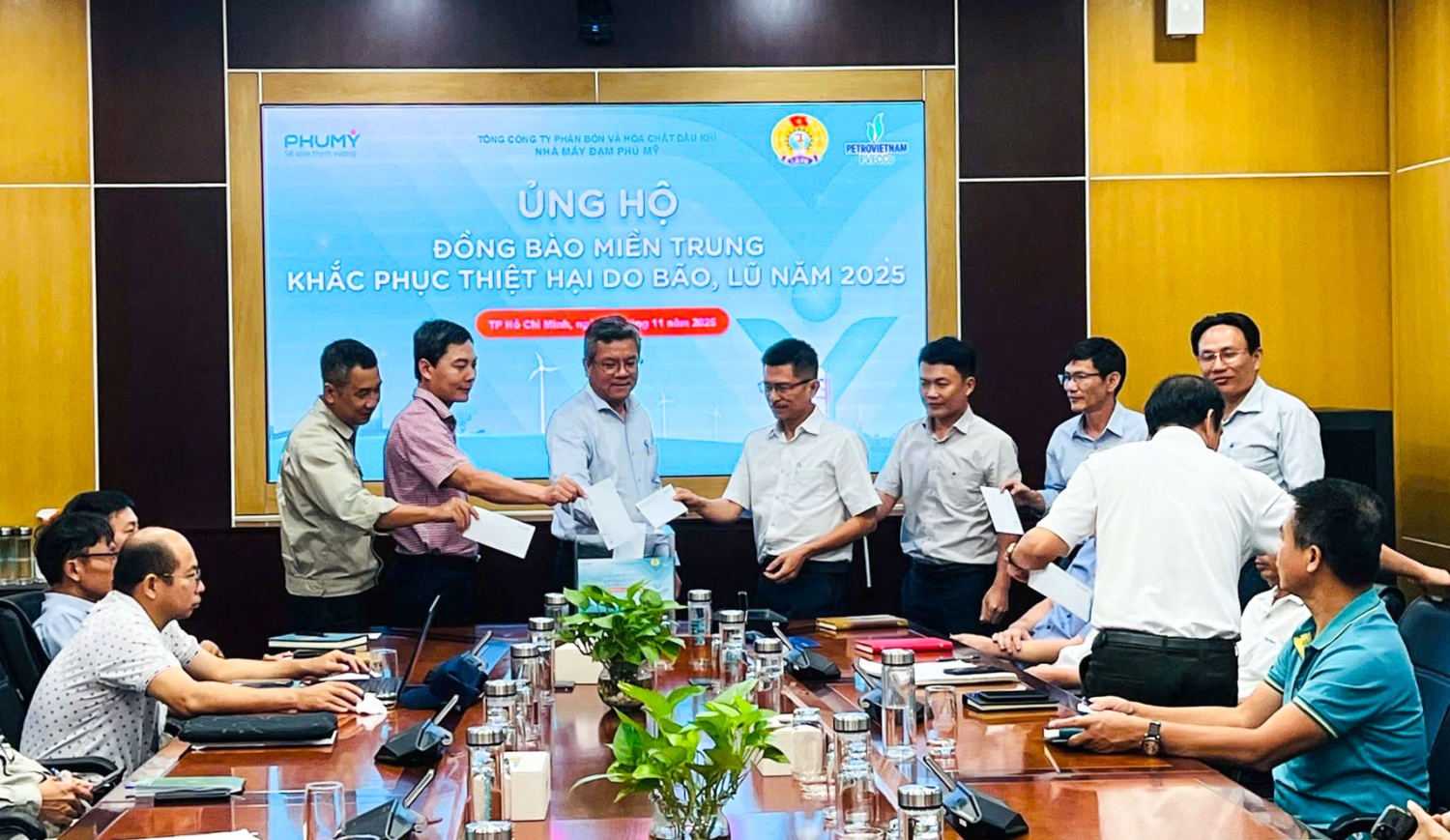 Các đơn vị Petrovietnam đồng loạt phát động quyên góp ủng hộ đồng bào vùng lũ Các đơn vị Petrovietnam đồng loạt phát động quyên góp ủng hộ đồng bào vùng lũ