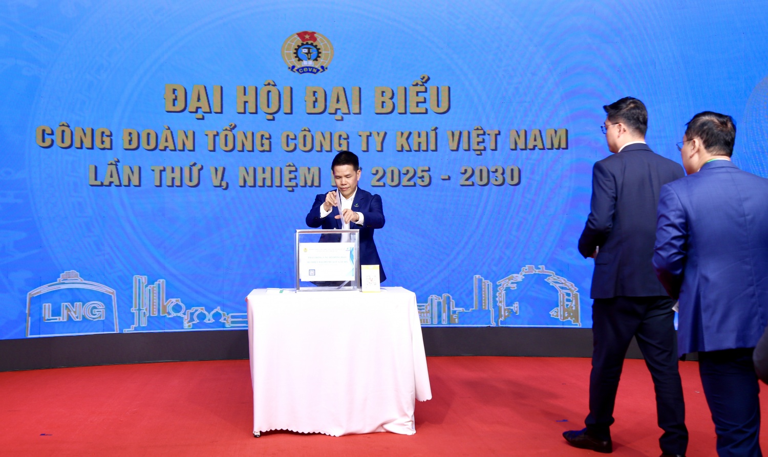 Tổng Giám đốc PV GAS Phạm Văn Phong quyên góp ủng hộ đồng bào lũ lụt