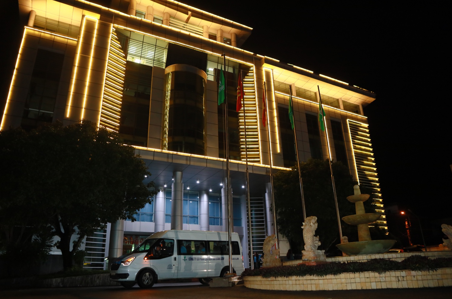 Lần lượt, các chuyến xe chở đầy ắp nhu yếu phẩm di chuyển đến các địa điểm như xã Xuân Cảnh, Xuân Lộc, phường Đông Hòa, phường Tây Hòa, xã Hòa Mỹ, xã Phú Hòa 2, xã Tuy An Đông… để trao quà hỗ trợ cho người dân. Lần lượt, các chuyến xe chở đầy ắp nhu yếu phẩm di chuyển đến các địa điểm như xã Xuân Cảnh, Xuân Lộc, phường Đông Hòa, phường Tây Hòa, xã Hòa Mỹ, xã Phú Hòa 2, xã Tuy An Đông… để trao quà hỗ trợ cho người dân.