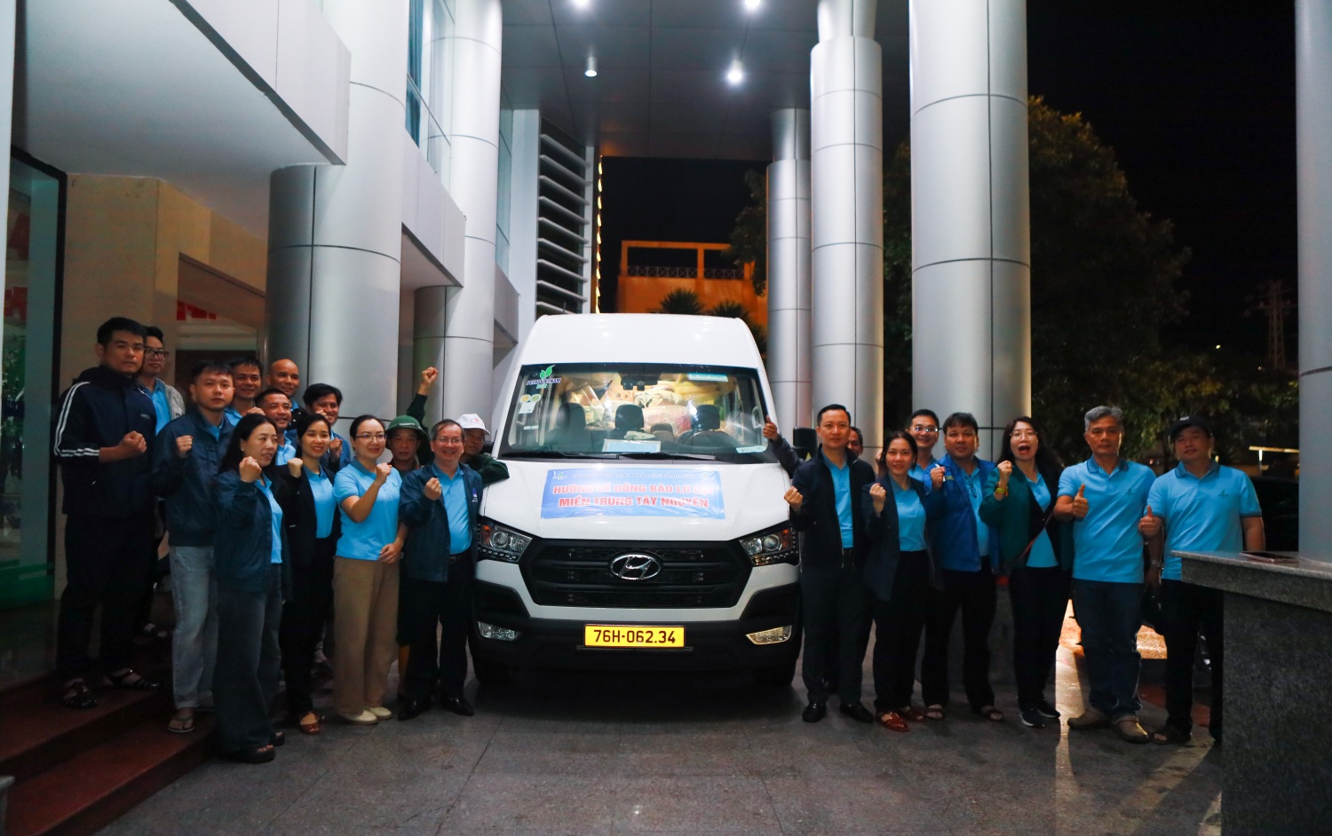 5 giờ sáng, đoàn xe cứu trợ của BSR với dòng chữ “Hướng về đồng bào lũ lụt miền Trung – Tây Nguyên” xuất phát đến các điểm chịu ảnh hưởng nặng nề do thiên tai tại tỉnh Đắk Lắk. 5 giờ sáng, đoàn xe cứu trợ của BSR với dòng chữ “Hướng về đồng bào lũ lụt miền Trung – Tây Nguyên” xuất phát đến các điểm chịu ảnh hưởng nặng nề do thiên tai tại tỉnh Đắk Lắk.