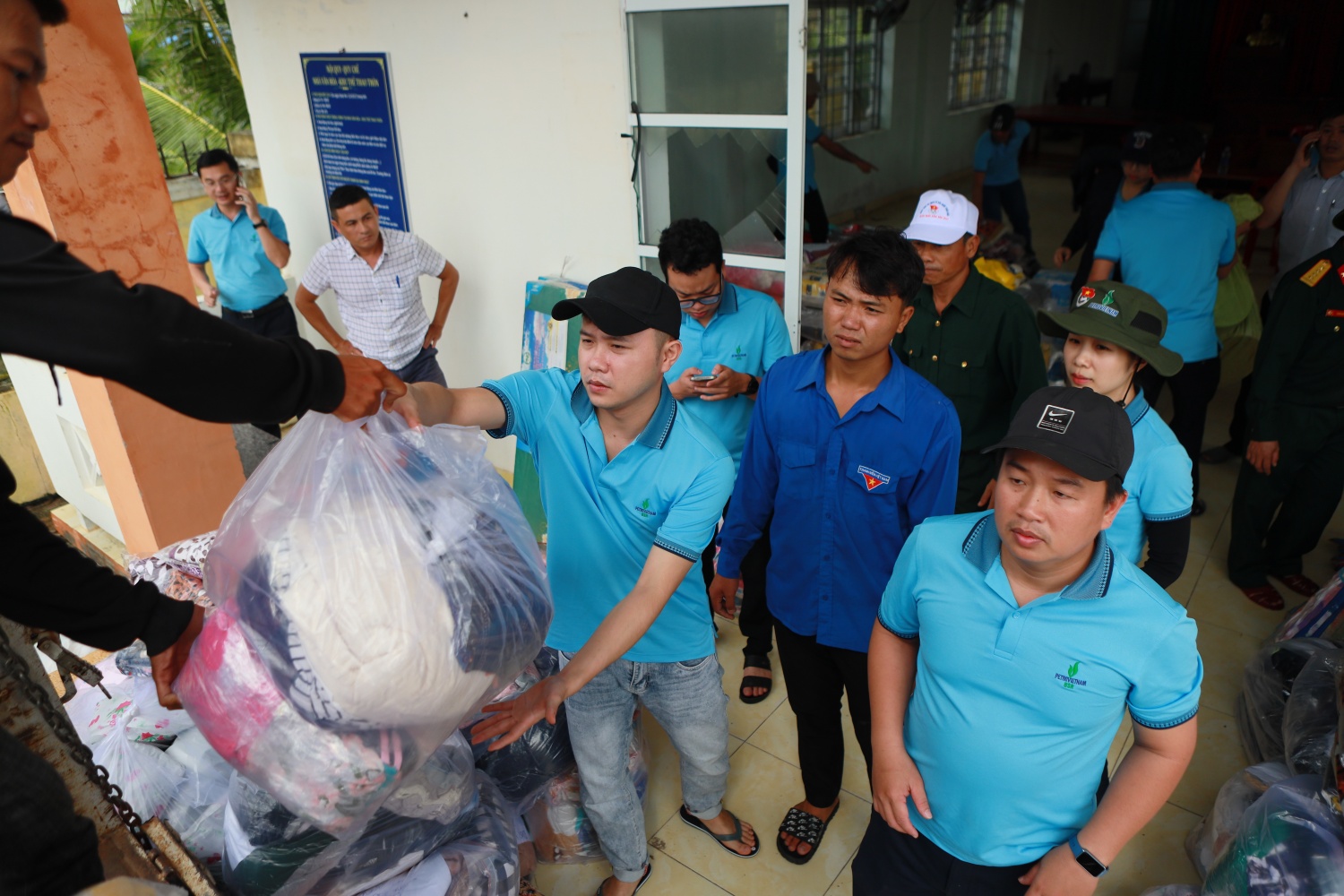 Thấu hiểu những mất mát và khó khăn của đồng bào Đắk Lắk, BSR đã nhanh chóng phát động chương trình kêu gọi cán bộ công nhân viên quyên góp, hỗ trợ người dân bị ảnh hưởng. Đồng thời, đơn vị tổ chức đoàn công tác trực tiếp đến các địa phương để trao các phần quà thiết yếu. Thấu hiểu những mất mát và khó khăn của đồng bào Đắk Lắk, BSR đã nhanh chóng phát động chương trình kêu gọi cán bộ công nhân viên quyên góp, hỗ trợ người dân bị ảnh hưởng. Đồng thời, đơn vị tổ chức đoàn công tác trực tiếp đến các địa phương để trao các ph