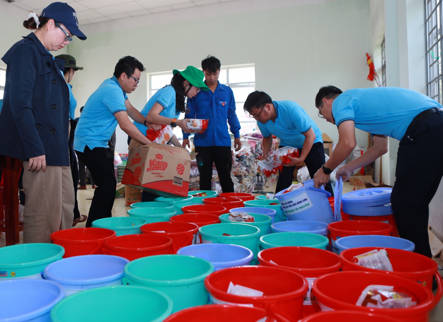 Các CBCNV của BSR chuẩn bị những phần quà gồm bánh, sữa, gạo, nước uống, mùng mền… để hỗ trợ các hộ gia đình khó khăn. Các CBCNV của BSR chuẩn bị những phần quà gồm bánh, sữa, gạo, nước uống, mùng mền… để hỗ trợ các hộ gia đình khó khăn.