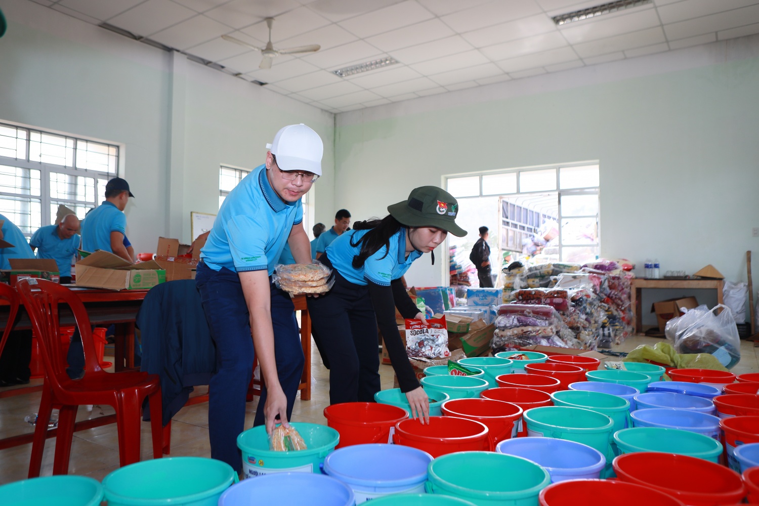 Các phần quà được BSR đóng gói trong thùng nhựa để chống ẩm, đảm bảo an toàn khi vận chuyển qua vùng ngập lụt. Những chiếc thùng này không chỉ giúp bảo quản tốt nhu yếu phẩm mà còn có thể tái sử dụng lâu dài, trở thành vật dụng thiết thực cho bà con khi ổn định cuộc sống sau thiên tai. Các phần quà được BSR đóng gói trong thùng nhựa để chống ẩm, đảm bảo an toàn khi vận chuyển qua vùng ngập lụt. Những chiếc thùng này không chỉ giúp bảo quản tốt nhu yếu phẩm mà còn có thể tái sử dụng lâu dài, trở thành vật dụng thiết thực cho bà con khi ổ
