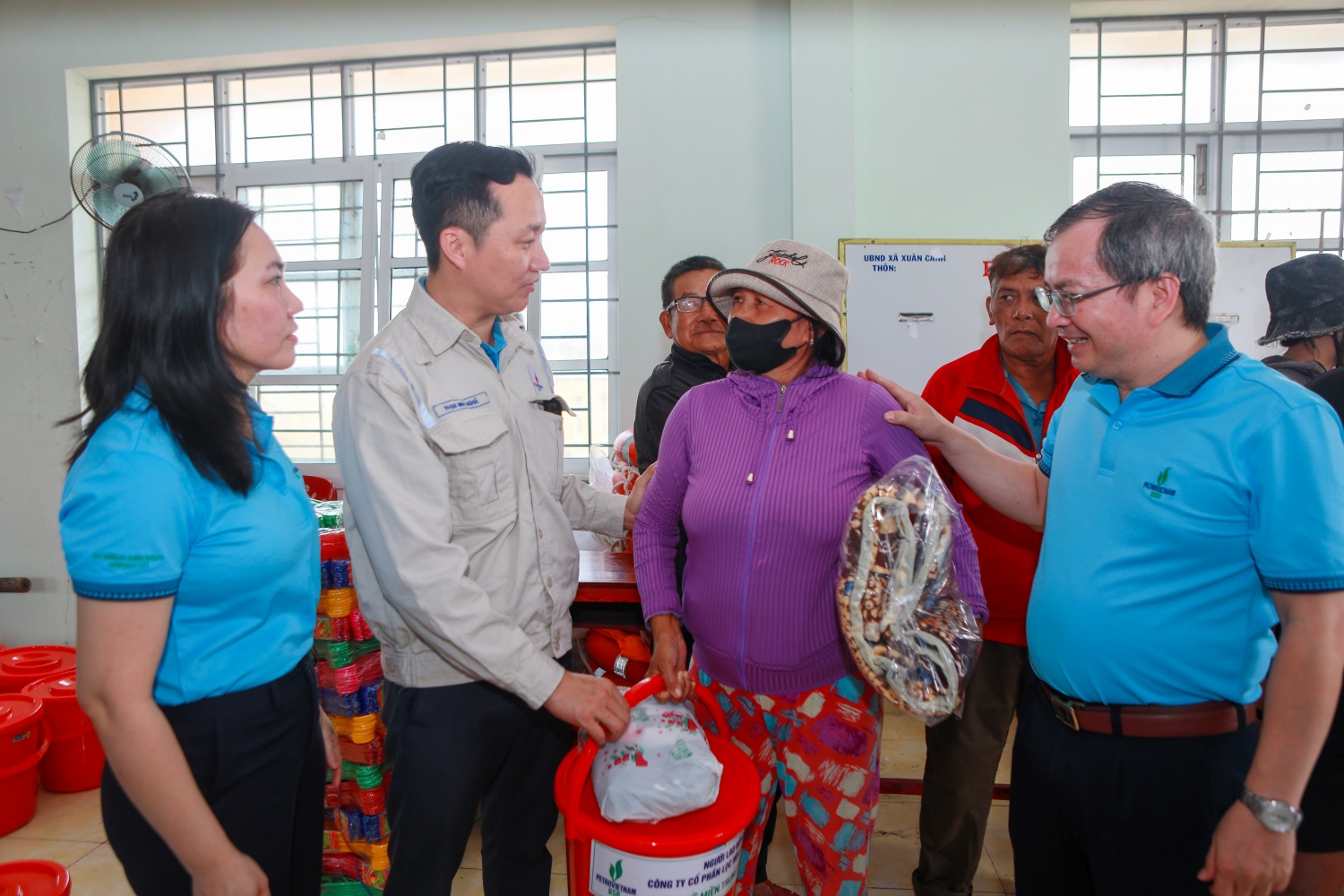 Đại diện BSR, ông Khương Lê Thành - Phó Bí thư Thường trực Đảng ủy, Thành viên HĐQT Công ty (bên phải) và ông Phạm Minh Nghĩa, Phó Tổng Giám đốc – đã trao tận tay các phần quà cho người dân bị ảnh hưởng tại xã Xuân Cảnh, Xuân Lộc và nhiều điểm trường bị thiệt hại trong đợt mưa lũ vừa qua. Đại diện BSR, ông Khương Lê Thành - Phó Bí thư Thường trực Đảng ủy, Thành viên HĐQT Công ty (bên phải) và ông Phạm Minh Nghĩa, Phó Tổng Giám đốc – đã trao tận tay các phần quà cho người dân bị ảnh hưởng tại xã Xuân Cảnh, Xuân Lộc và nhiều điểm trường bị t