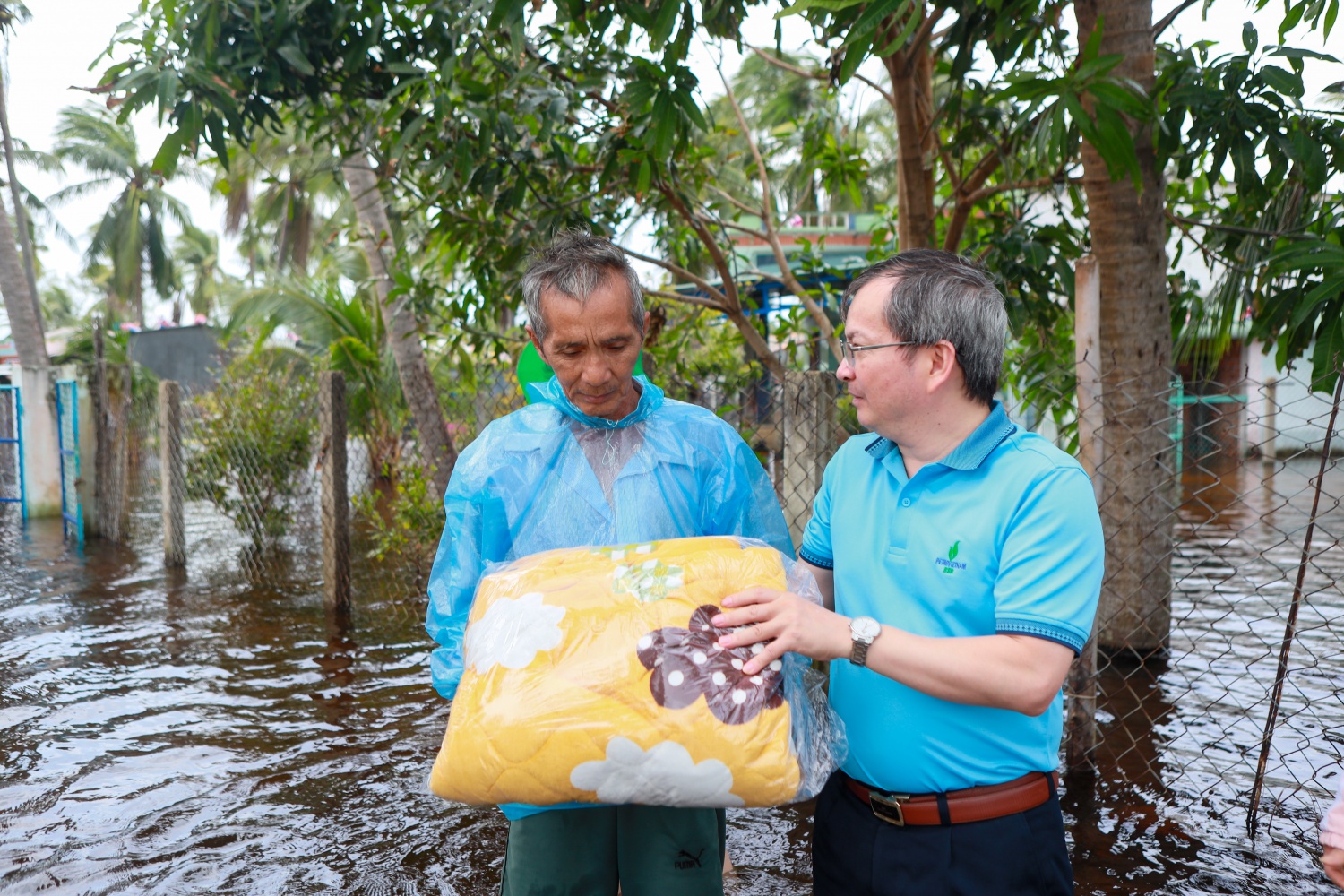 Đồng thời, đoàn cứu trợ cũng thăm hỏi và động viên người dân với mong muốn bà con sớm ổn định tinh thần, vượt qua nghịch cảnh và sớm ổn định cuộc sống. Đồng thời, đoàn cứu trợ cũng thăm hỏi và động viên người dân với mong muốn bà con sớm ổn định tinh thần, vượt qua nghịch cảnh và sớm ổn định cuộc sống.