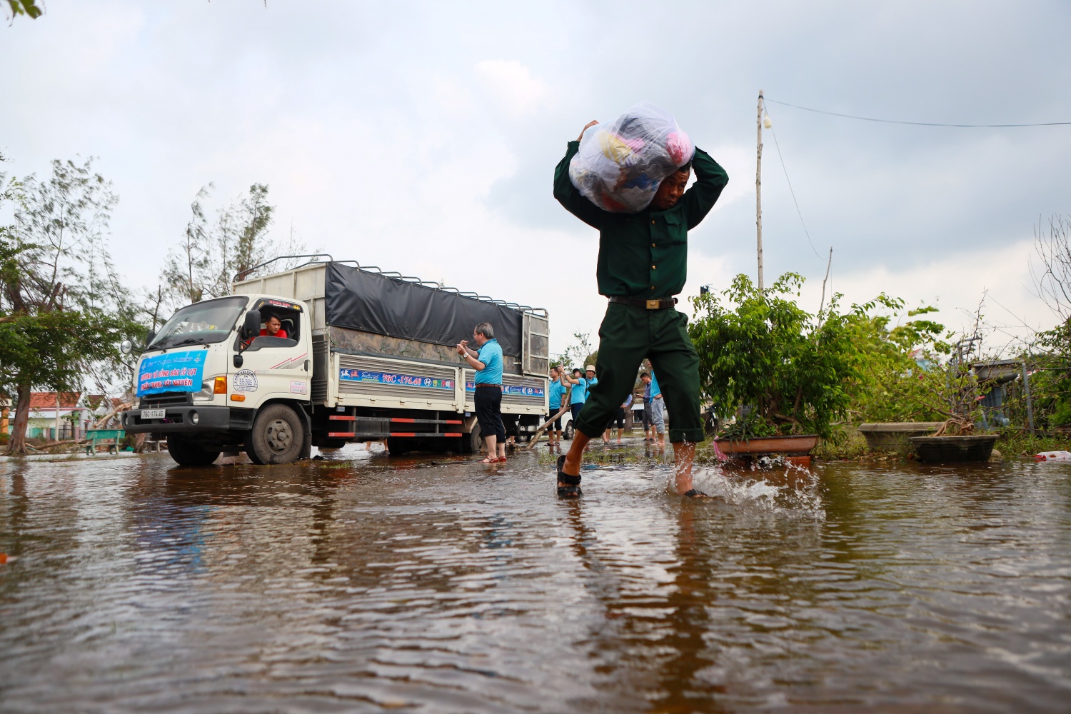 Các CBCNV của BSR vận chuyển các vật phẩm hỗ trợ cho nhà trường và học sinh tại trường THCS Bùi Thị Xuân. Các CBCNV của BSR vận chuyển các vật phẩm hỗ trợ cho nhà trường và học sinh tại trường THCS Bùi Thị Xuân.