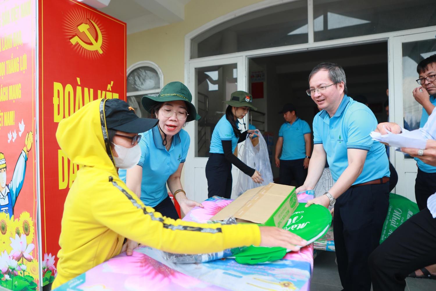 Người dân tại xã Xuân Lộc nhận các phần quà hỗ trợ của BSR. Người dân tại xã Xuân Lộc nhận các phần quà hỗ trợ của BSR.