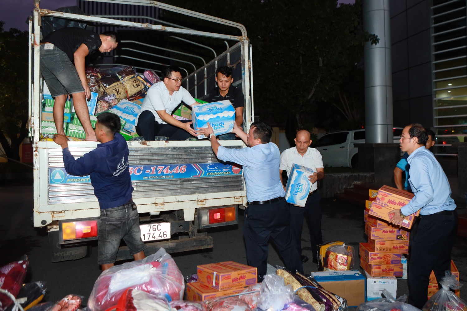 Trước đó, BSR đã khẩn trương tổ chức chương trình quyên góp hỗ trợ đồng bào các tỉnh miền Trung – Tây Nguyên chịu ảnh hưởng thiên tai. Đông đảo CBCNV đã nhiệt tình hưởng ứng và nhanh chóng chuẩn bị nhu yếu phẩm gửi đến người dân vùng bị thiệt hại. Trước đó, BSR đã khẩn trương tổ chức chương trình quyên góp hỗ trợ đồng bào các tỉnh miền Trung – Tây Nguyên chịu ảnh hưởng thiên tai. Đông đảo CBCNV đã nhiệt tình hưởng ứng và nhanh chóng chuẩn bị nhu yếu phẩm gửi đến người dân vùng bị thiệt hại.