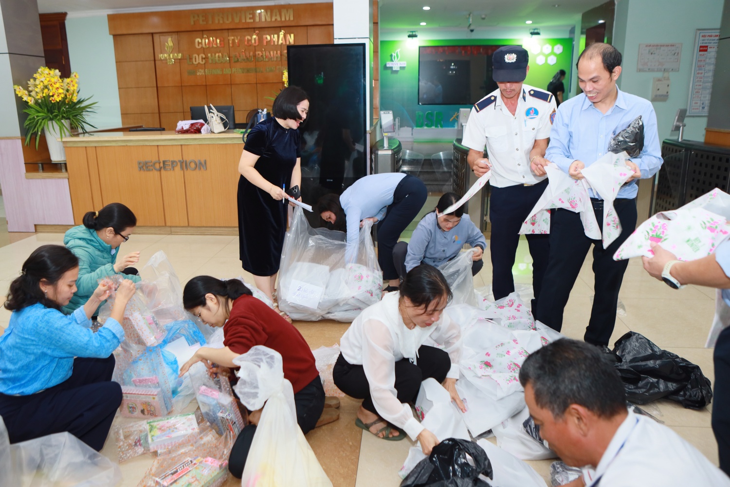 Đông đảo CBCNV tham gia đóng gói các phần quà để gửi đến bà con tại các khu vực chịu ảnh hưởng. Đông đảo CBCNV tham gia đóng gói các phần quà để gửi đến bà con tại các khu vực chịu ảnh hưởng.