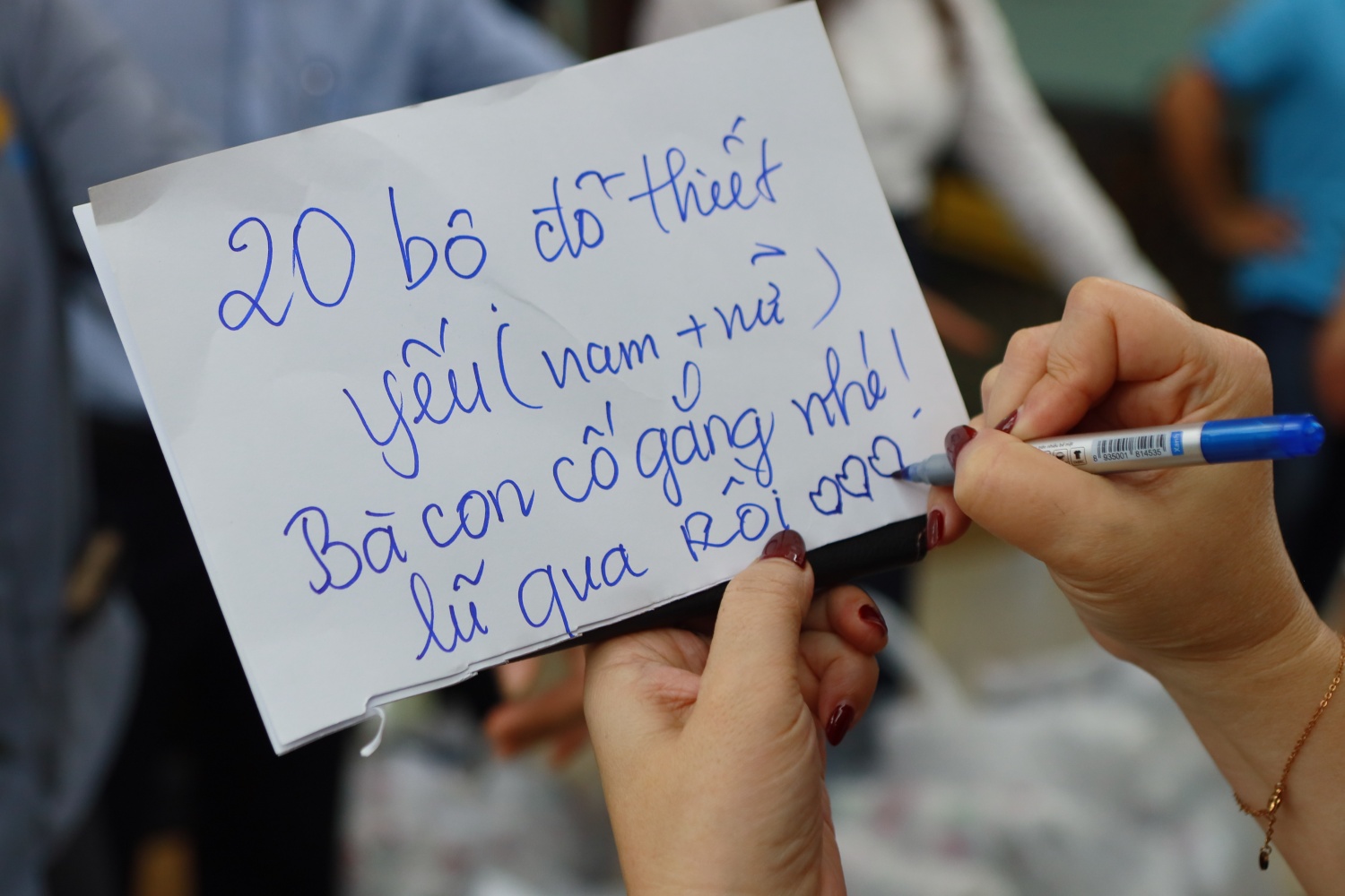 Các phần quà được lựa chọn, phân loại và sắp xếp kỹ càng trước khi chuyển đến Đắk Lắk. Cùng với đó, nhiều lời nhắn gửi đầy yêu thương và động viên tinh thần cũng được các CBCNV BSR đính kèm, gửi tặng người dân vùng lũ. Các phần quà được lựa chọn, phân loại và sắp xếp kỹ càng trước khi chuyển đến Đắk Lắk. Cùng với đó, nhiều lời nhắn gửi đầy yêu thương và động viên tinh thần cũng được các CBCNV BSR đính kèm, gửi tặng người dân vùng lũ.