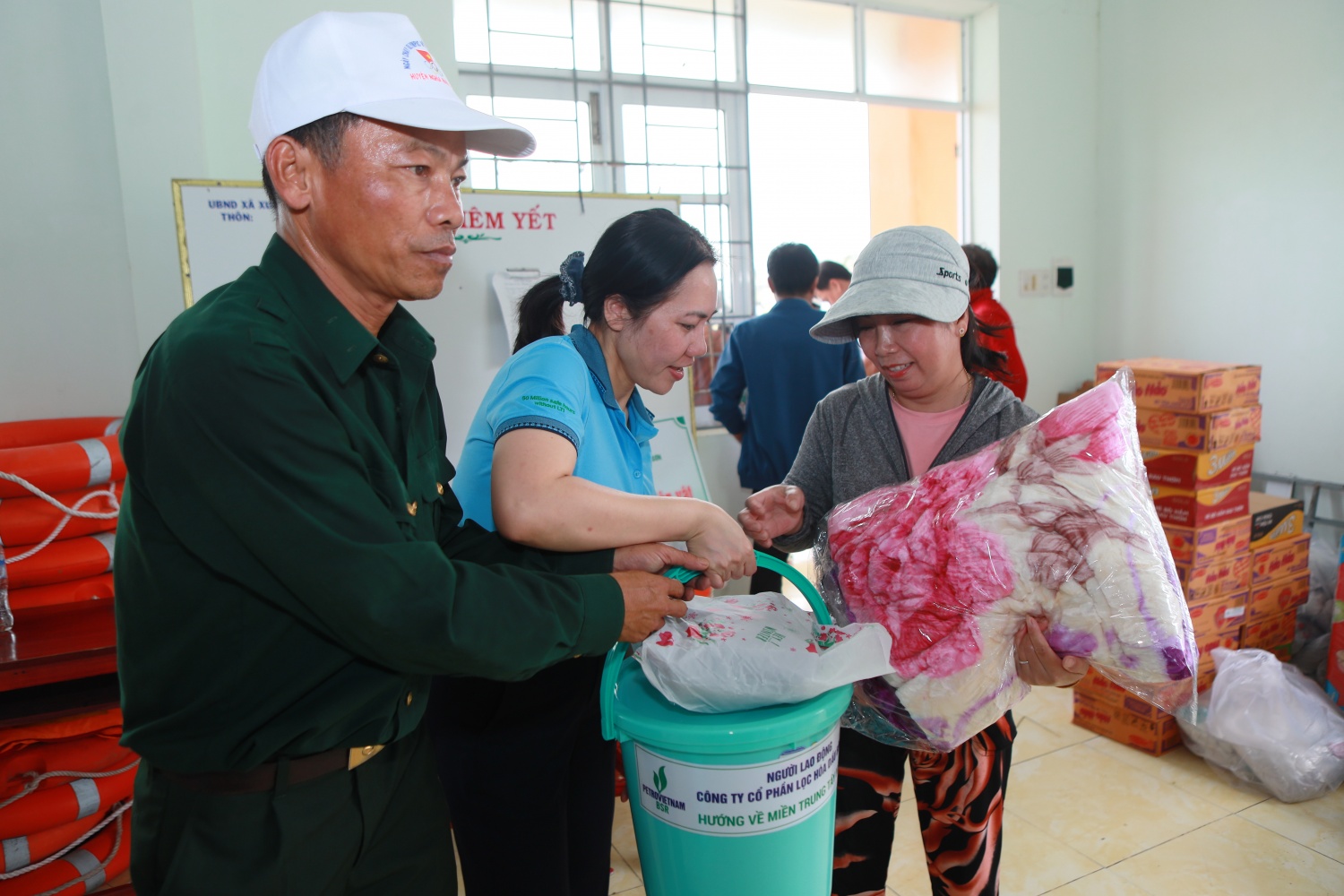 Trong đợt hỗ trợ lần này, BSR đã trao hơn 200 suất quà cho người dân tại xã Xuân Cảnh, Xuân Lộc; đồng thời trao hơn 450 vật dụng học tập cho học sinh tại 7 điểm trường thuộc Xuân Cảnh, Xuân Lộc, Đông Hòa, Tây Hòa, Hòa Mỹ, Phú Hòa 2 và Tuy An Đông. Trong đợt hỗ trợ lần này, BSR đã trao hơn 200 suất quà cho người dân tại xã Xuân Cảnh, Xuân Lộc; đồng thời trao hơn 450 vật dụng học tập cho học sinh tại 7 điểm trường thuộc Xuân Cảnh, Xuân Lộc, Đông Hòa, Tây Hòa, Hòa Mỹ, Phú Hòa 2 và Tuy An Đông.