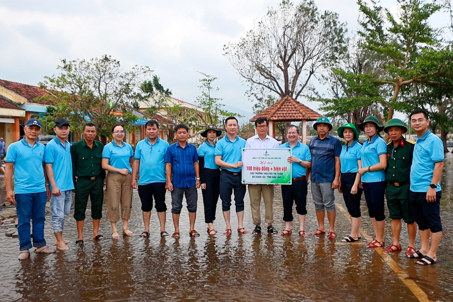 BSR trao hỗ trợ số tiền 100 triệu đồng cùng các vật phẩm thiết yếu cho trường THCS Bùi Thị Xuân (xã Xuân Lộc). BSR trao hỗ trợ số tiền 100 triệu đồng cùng các vật phẩm thiết yếu cho trường THCS Bùi Thị Xuân (xã Xuân Lộc).