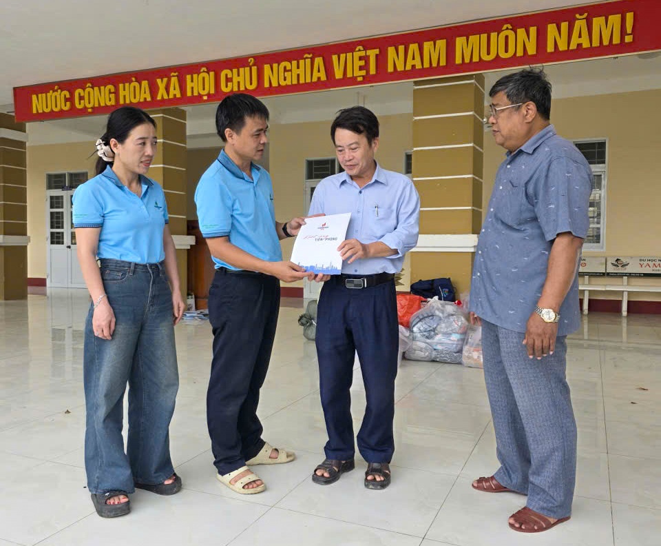 Trường THPT Lê Trung Kiên (phường Đông Hòa) là một trong những điểm trường bị thiệt hại nặng nề trong đợt mưa lũ vừa qua. Nước lũ làm hư hỏng nhiều vật dụng như sổ sách, máy tính, sân trường, tường rào… BSR đã hỗ trợ 30 triệu đồng cùng nhiều vật dụng học tập thiết yếu cho nhà trường. Trường THPT Lê Trung Kiên (phường Đông Hòa) là một trong những điểm trường bị thiệt hại nặng nề trong đợt mưa lũ vừa qua. Nước lũ làm hư hỏng nhiều vật dụng như sổ sách, máy tính, sân trường, tường rào… BSR đã hỗ trợ 30 triệu đồng cùng nhiều vật dụng học