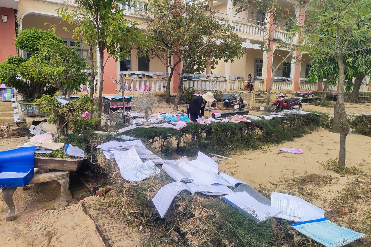 Nước lũ làm hư hỏng nhiều vật dụng như sổ sách, máy tính, sân trường, tường rào… BSR đã hỗ trợ 30 triệu đồng cùng nhiều vật dụng học tập thiết yếu cho nhà trường. Nước lũ làm hư hỏng nhiều vật dụng như sổ sách, máy tính, sân trường, tường rào… BSR đã hỗ trợ 30 triệu đồng cùng nhiều vật dụng học tập thiết yếu cho nhà trường.