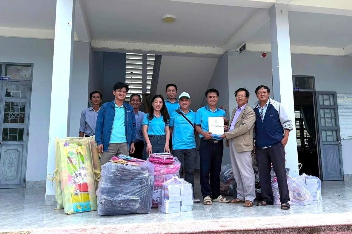 Đoàn hỗ trợ của BSR trao số tiền 30 triệu đồng và các vật phẩm thiết yếu cho Trường THPT Võ Thị Sáu (xã Tuy An Đông). Đoàn hỗ trợ của BSR trao số tiền 30 triệu đồng và các vật phẩm thiết yếu cho Trường THPT Võ Thị Sáu (xã Tuy An Đông).