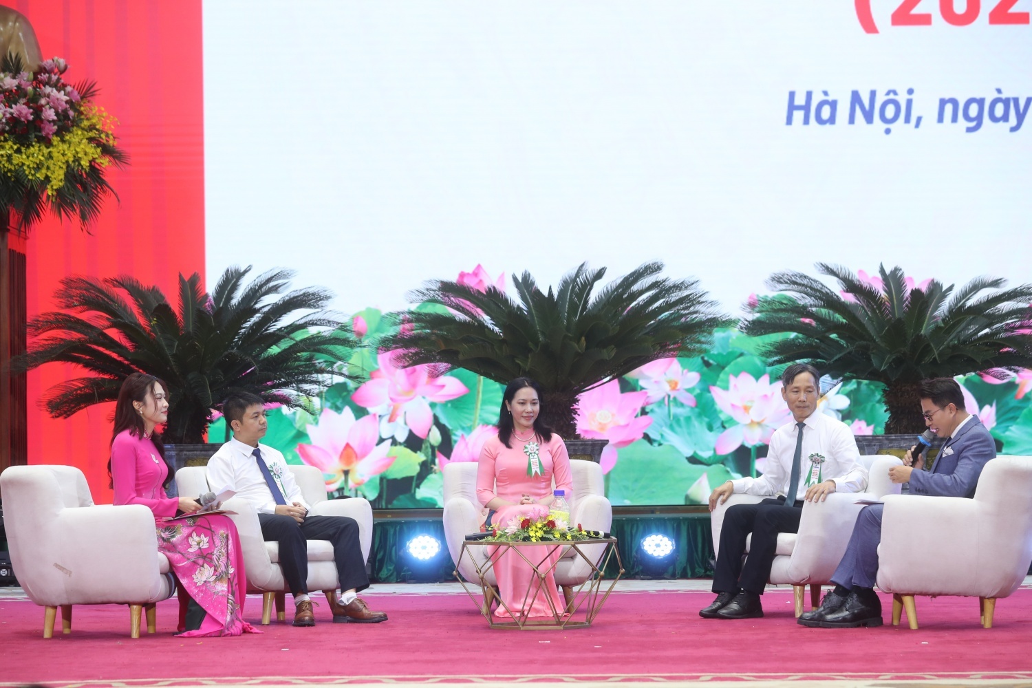 Chị Trương Thị Thu Hà (ngồi giữa) giao lưu, chia sẻ tại Hội nghị điển hình tiên tiến Petrovietnam lần thứ VI, giai đoạn 2025 - 2030