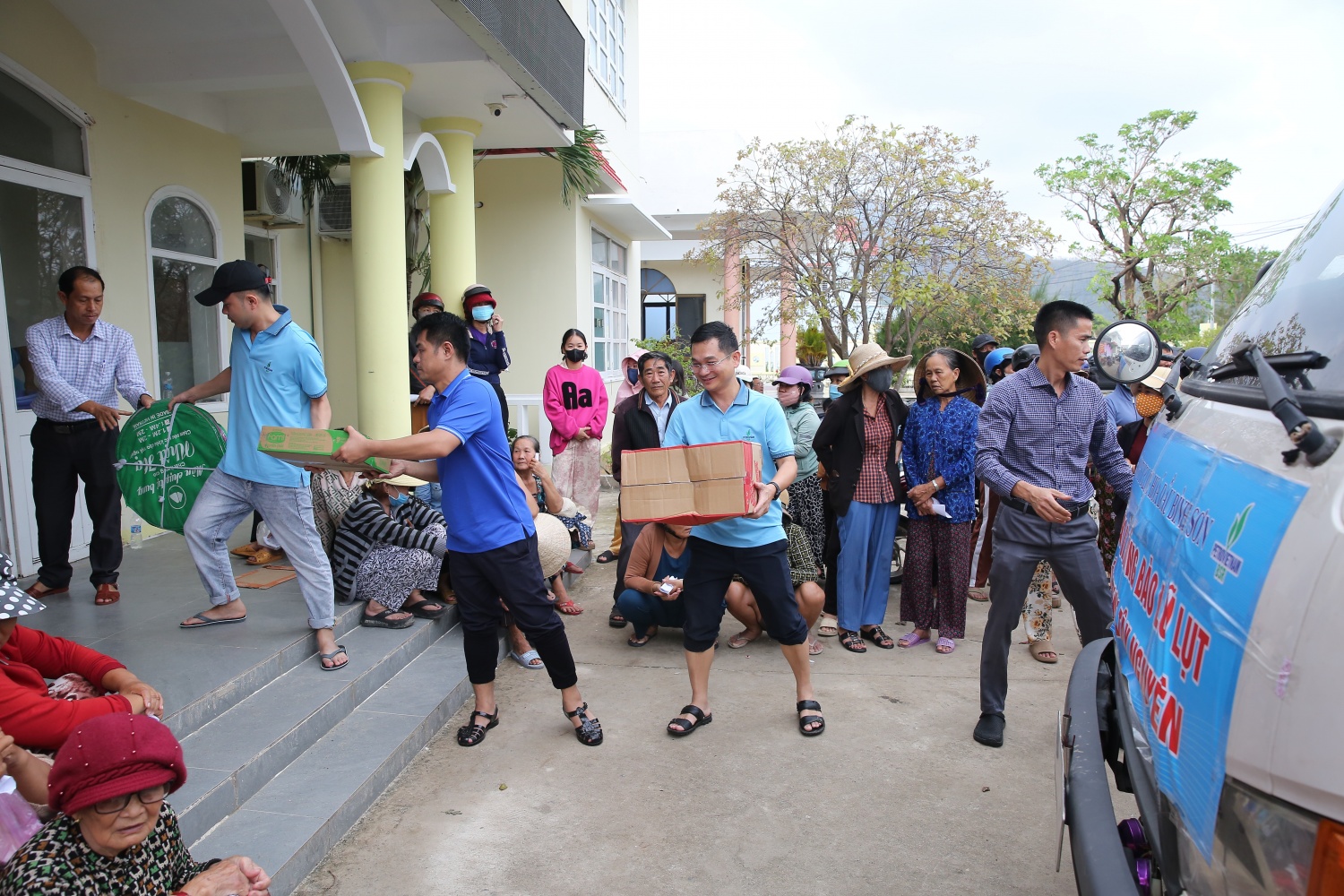 Công ty BSR chuyển những phần hàng hỗ trợ cho bà con xã Xuân Lộc Công ty BSR chuyển những phần hàng hỗ trợ cho bà con xã Xuân Lộc