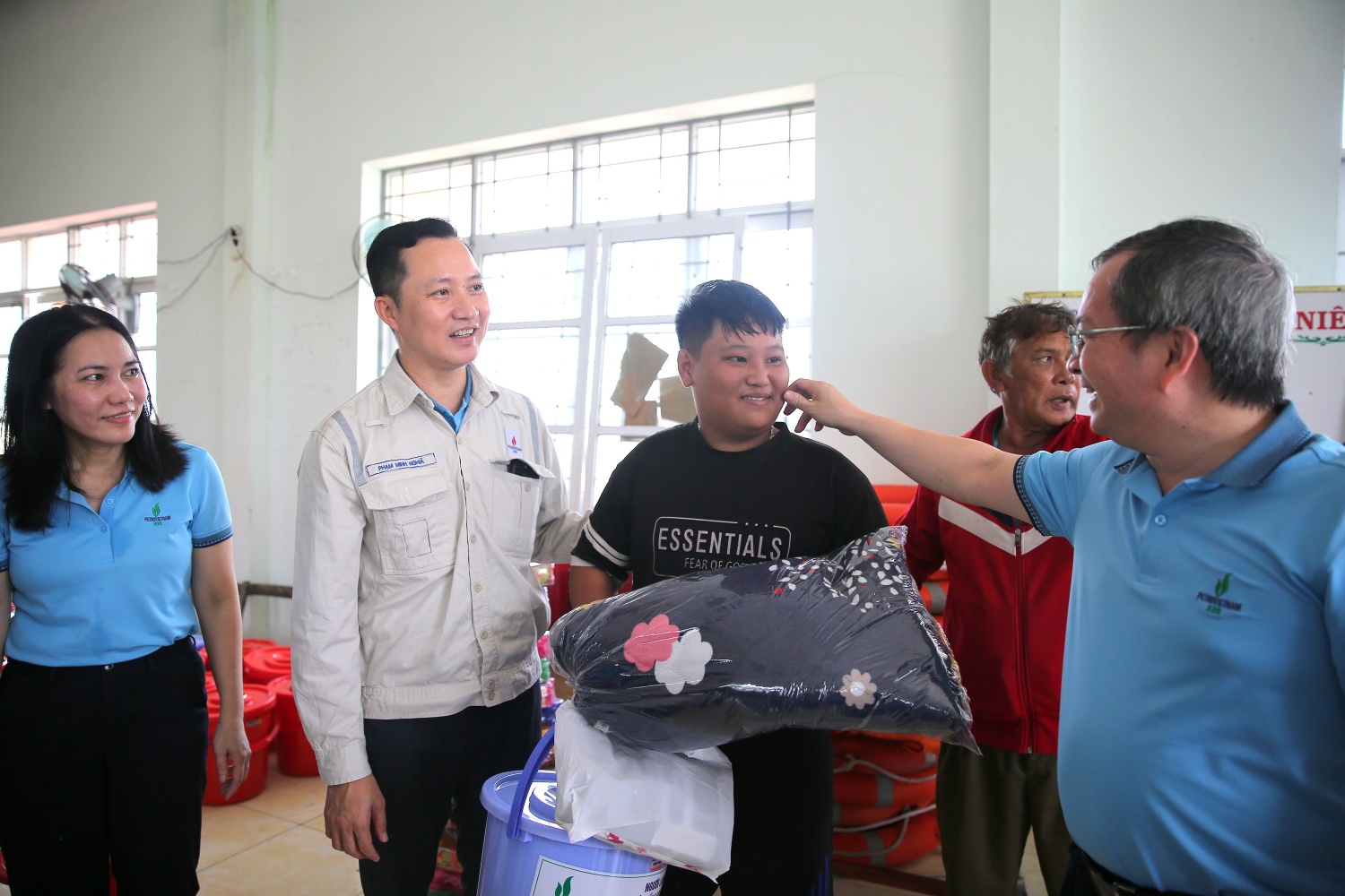 Phó Bí thư Thường trực Đảng ủy, Thành viên HĐQT BSR Khương Lê Thành, Phó Tổng Giám đốc BSR Phạm Minh Nghĩa, cùng đại diện các đoàn thể như Công đoàn, Hội Cựu chiến binh, Đoàn Thanh niên đã trao tận tay những món quà ý nghĩa đến với bà con xã Xuân Cảnh Phó Bí thư Thường trực Đảng ủy, Thành viên HĐQT BSR Khương Lê Thành, Phó Tổng Giám đốc BSR Phạm Minh Nghĩa, cùng đại diện các đoàn thể như Công đoàn, Hội Cựu chiến binh, Đoàn Thanh niên đã trao tận tay những món quà ý nghĩa đến với bà con xã Xuân Cảnh