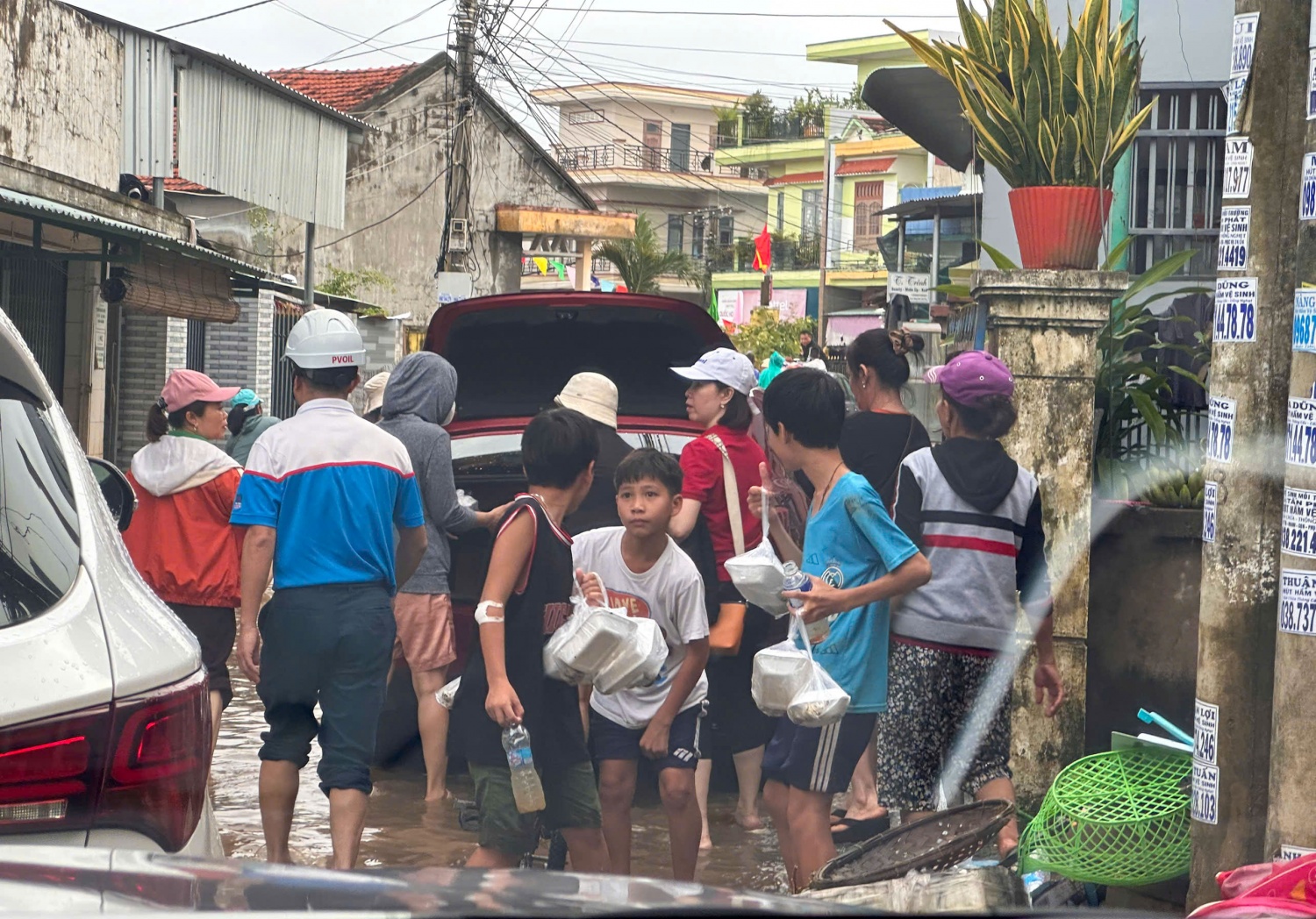Petrovietnam lan tỏa tinh thần “nghĩa tình – trách nhiệm – sẻ chia” cùng bà con vùng lũ
