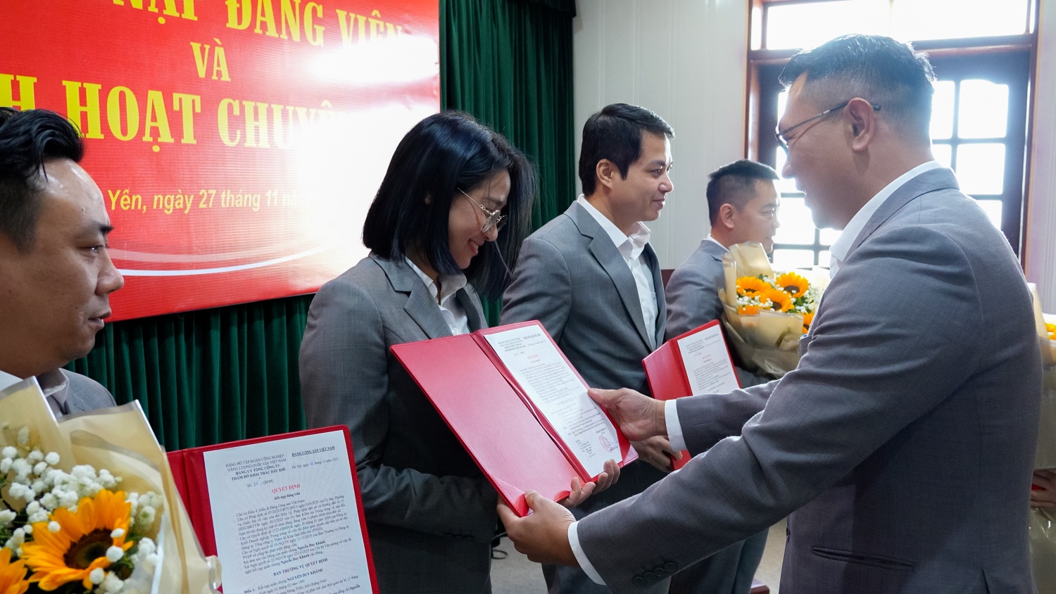 Chi bộ Văn phòng PVEP tổ chức về nguồn và kết nạp đảng viên tại Khu lưu niệm Công trình Dầu khí Chi bộ Văn phòng PVEP tổ chức về nguồn và kết nạp đảng viên tại Khu lưu niệm Công trình Dầu khí