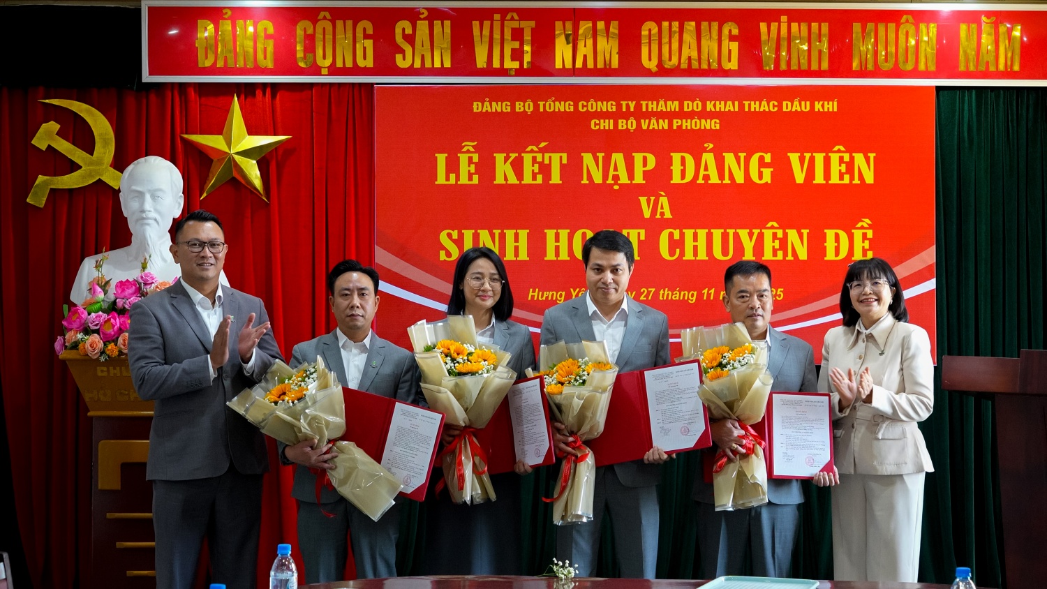 Chi bộ Văn phòng PVEP tổ chức về nguồn và kết nạp đảng viên tại Khu lưu niệm Công trình Dầu khí Chi bộ Văn phòng PVEP tổ chức về nguồn và kết nạp đảng viên tại Khu lưu niệm Công trình Dầu khí