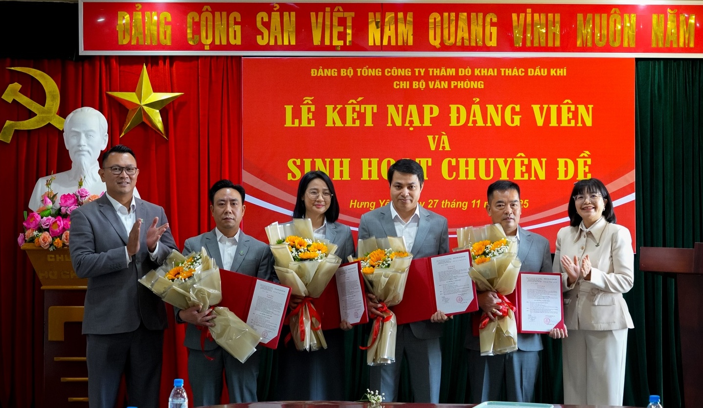 Chi bộ Văn phòng PVEP tổ chức về nguồn và kết nạp đảng viên tại Khu lưu niệm Công trình Dầu khí