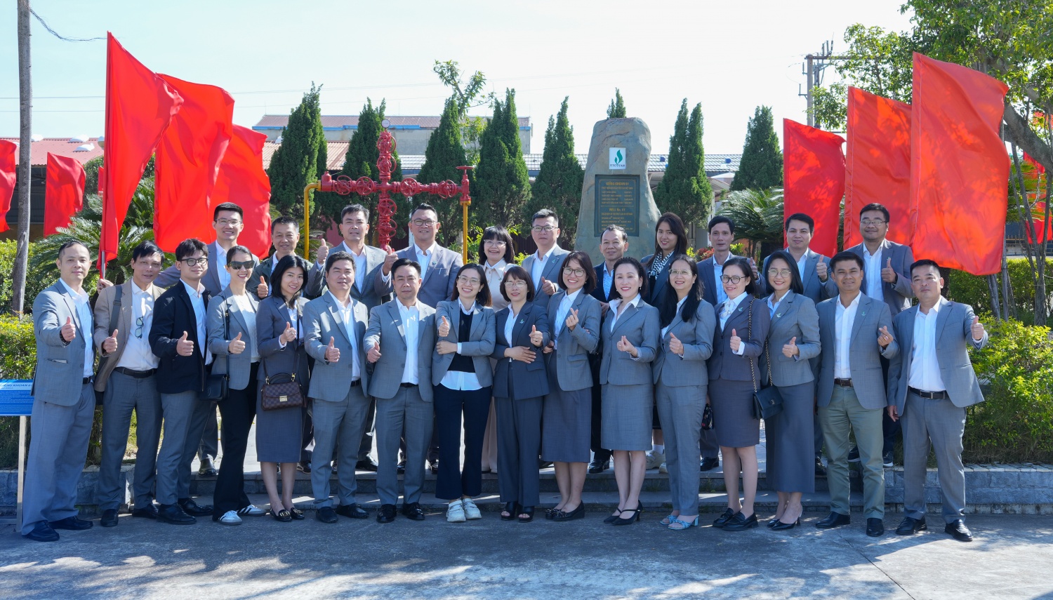 Chi bộ Văn phòng PVEP tổ chức về nguồn và kết nạp đảng viên tại Khu lưu niệm Công trình Dầu khí Chi bộ Văn phòng PVEP tổ chức về nguồn và kết nạp đảng viên tại Khu lưu niệm Công trình Dầu khí