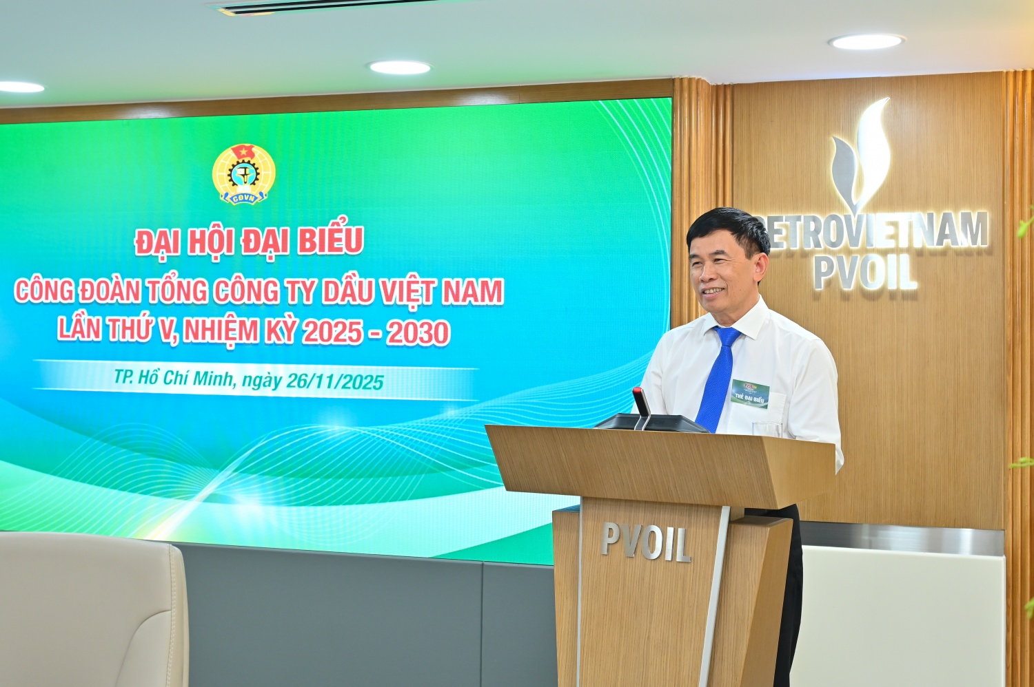 Đ/c Đoàn Duy Công – Chủ tịch Công đoàn Tổng công ty khóa IV trình bày báo cáo tại Đại hội