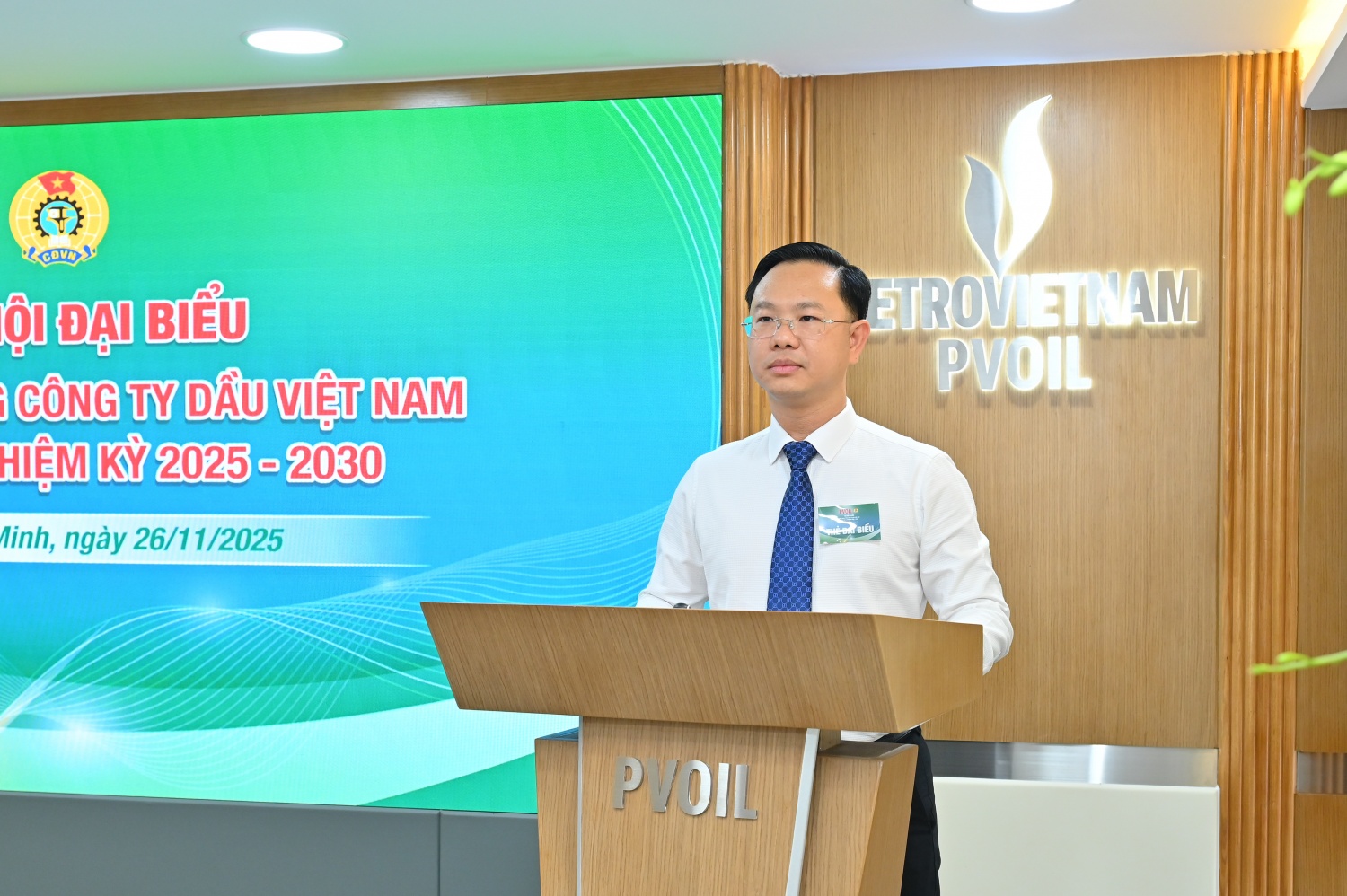 Đ/c Mai Xuân Hải – Phó Chủ tịch Công đoàn Tổng công ty khóa IV trình bày báo cáo tại Đại hội