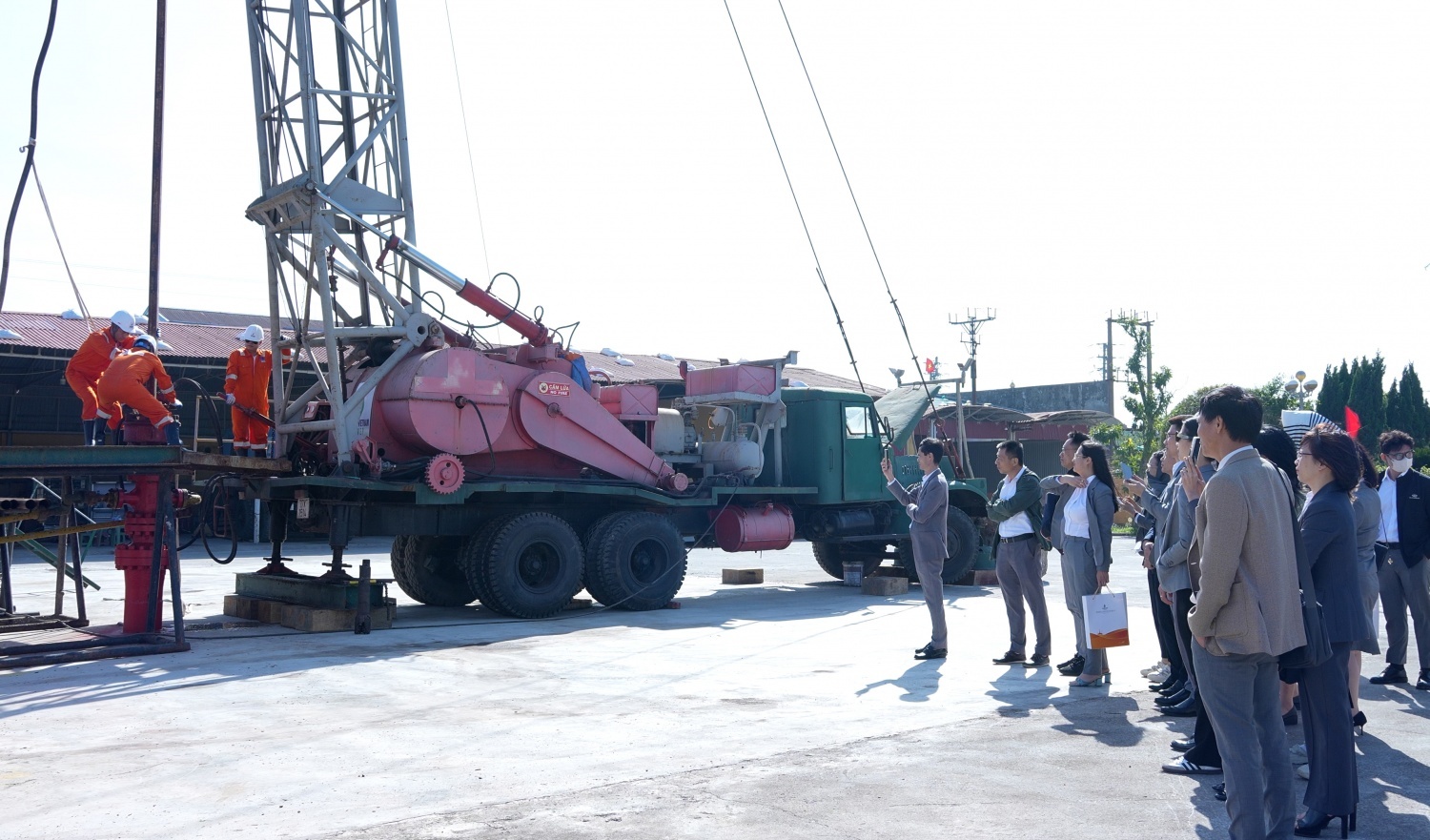 Chi bộ Văn phòng PVEP tổ chức về nguồn và kết nạp đảng viên tại Khu lưu niệm Công trình Dầu khí Chi bộ Văn phòng PVEP tổ chức về nguồn và kết nạp đảng viên tại Khu lưu niệm Công trình Dầu khí