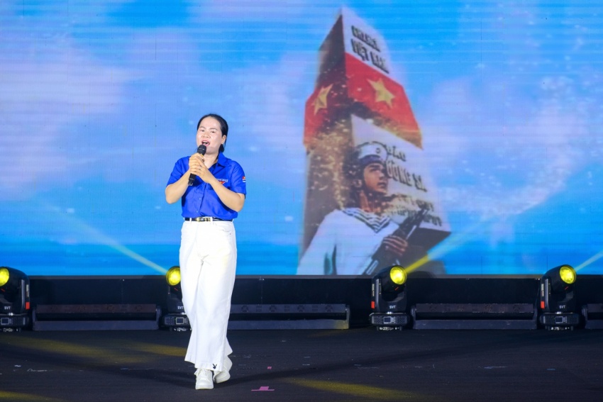 Nối kết cảm xúc, lan tỏa yêu thương – Dấu ấn sẻ chia vì đồng bào vùng lũ Kết nối cảm xúc, lan tỏa yêu thương - Dấu ấn sẻ chia vì đồng bào vùng lũ