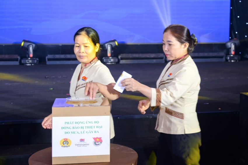 Nối kết cảm xúc, lan tỏa yêu thương – Dấu ấn sẻ chia vì đồng bào vùng lũ Kết nối cảm xúc, lan tỏa yêu thương - Dấu ấn sẻ chia vì đồng bào vùng lũ