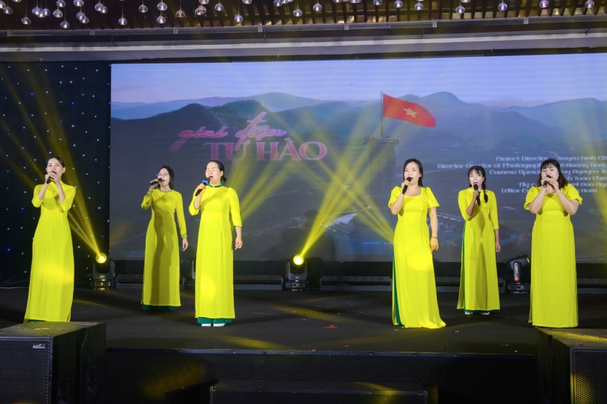 Nối kết cảm xúc, lan tỏa yêu thương – Dấu ấn sẻ chia vì đồng bào vùng lũ Kết nối cảm xúc, lan tỏa yêu thương - Dấu ấn sẻ chia vì đồng bào vùng lũ