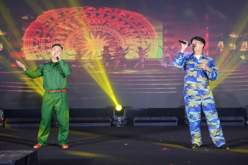 Nối kết cảm xúc, lan tỏa yêu thương – Dấu ấn sẻ chia vì đồng bào vùng lũ Kết nối cảm xúc, lan tỏa yêu thương - Dấu ấn sẻ chia vì đồng bào vùng lũ