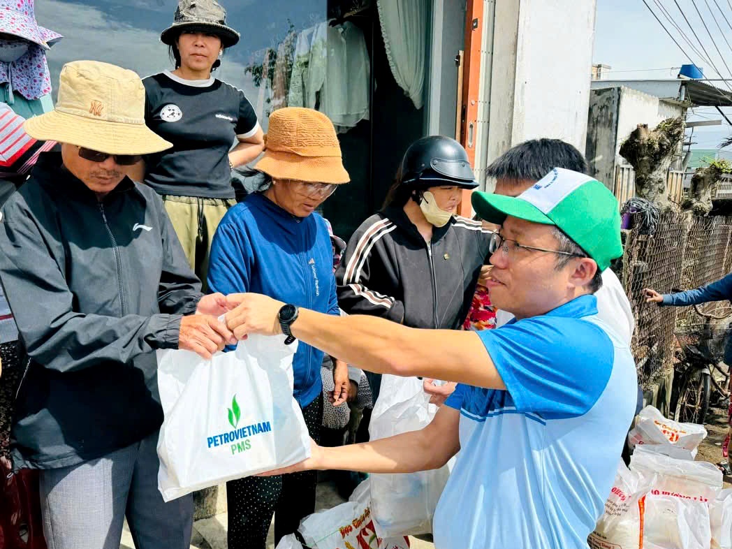 Ông Võ Ngọc Tuyên - Phó Giám đốc PMS trao quà hỗ trợ người dân