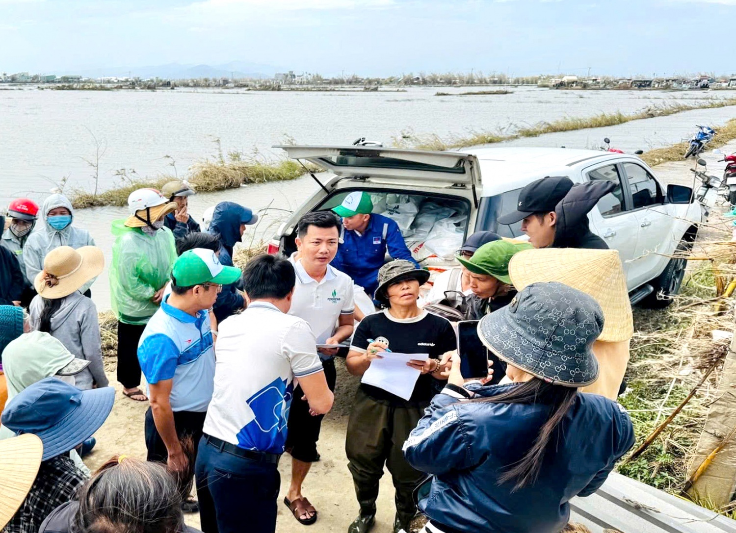 Người lao động PMS trao quà hỗ trợ cho bà con tại xã Tuy Phước Đông, tỉnh Gia Lai